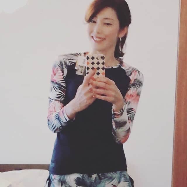 のインスタグラム：「ウォーキングスタイリスト清水春名です ラッシュガードを買いました！ 先日、海にいったのですが、曇りなのに真っ赤→真っ黒に焼け、すでに一皮むけた私💦。皮膚科のお世話になりました😭。もう日焼けはしちゃダメだ！と思い、全身完全防備（これにレギンス履くよ！） 猛暑きましたね、皆様も体調管理などお気をつけてくださいね！ #ラッシュガード  #海  #アウトドア #ロキシー #ヘレイワホ  #日焼け対策 #清水春名 #ウォーキングスタイリスト  #ウォーキングスタイリスト養成講座  #ハルシェンテ」