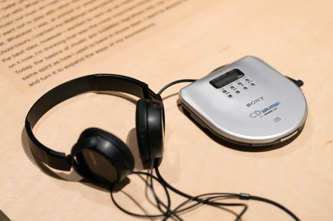 のインスタグラム：「ウォークマン40周年記念プログラム『#009 WALKMAN IN THE PARK』を開催中。  1979年から現代までの、著名人40人のエピソードとともに、当時の楽曲をその年代のウォークマンで実際にお楽しみいただけます。ぜひごゆっくりお過ごしください。⁠ ⁠ ⁠⁠■会期：2019/9/1(日)まで⁠ ⁠⁠■時間：10:00 - 20:00⁠ ⁠ ⁠⁠⁠⁠#ginzasonypark⁠ #walkmanpark #音楽 #music #ginza #銀座 #銀座ソニーパーク #ウォークマン⁠ #walkman⁠」