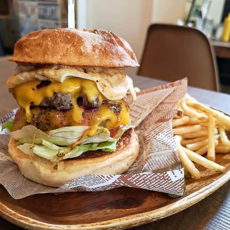 aumoグルメさんのインスタグラム写真 - (aumoグルメInstagram)「. ❤︎🍔ダブルチーズバーガー🧀❤︎ . 肉汁溢れるジューシーなパティと 濃厚なチーズとの相性がたまらない💗😋 お好みでエッグトッピングもいかが？🤔 . 写真提供 : @kuuzo_delicious さん﻿﻿ 素敵なお写真をありがとうございました♡﻿﻿ .﻿﻿ . 店名：『Jack37Burgr』 ぜひ訪れてみてくださいね。 . . あなたが撮影したベストグルメpicに﻿﻿ 「#aumo」を付けて教えて下さいっ☺︎﻿﻿﻿ あなたの投稿が紹介されるかも♪﻿﻿﻿ . aumoアプリは毎日配信！おでかけや最新グルメなどaumo読者が気になる情報が満載♡﻿﻿ ダウンロードはプロフィールのURLから✔︎﻿ (iPhone&Android版) . #jack37burger#東京グルメ#小伝馬町ランチ#馬喰町ランチ#人形町ランチ#ハンバーガー#ハンバーガー巡り#インスタ映え#ランチ部#グルメ女子#グルメな人と繋がりたい#グルメ部#グルメ旅#たべすたぐらむ#グルメ好きな人と繋がりたい#食べもの好きな人と繋がりたい#食べまくり#ごはん記録」7月29日 17時04分 - aumo_gourmet