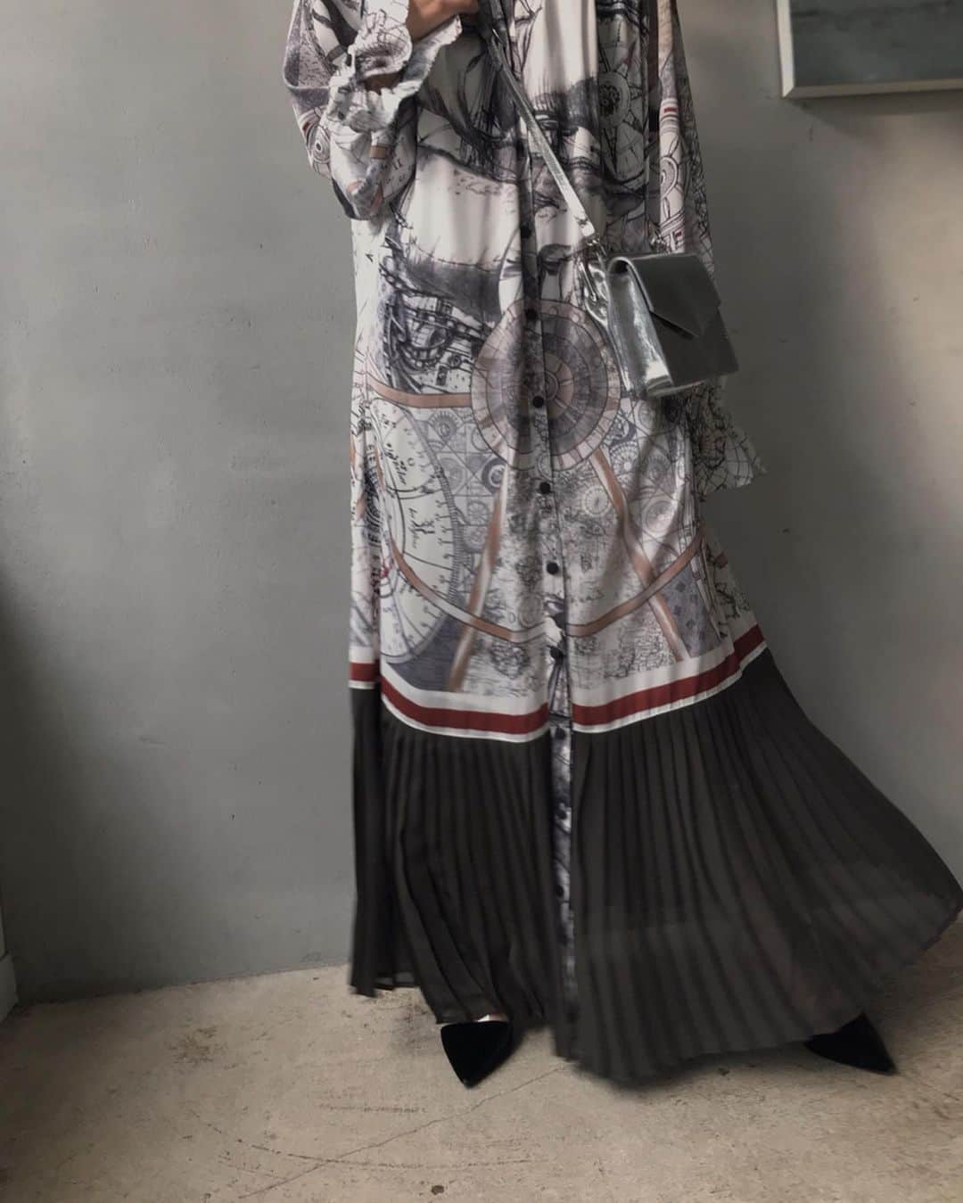 黒石奈央子さんのインスタグラム写真 - (黒石奈央子Instagram)「AMERI UNDRESSED . .  UNDRESSED CRUISE SCARF DRESS ¥18500+tax .  アンドのなかでもかなりお気に入りのCRUISE SCARFシリーズ。 さっきの投稿で手に持ってたパンツのワンピースバージョンだよ！ オリジナルで1から柄を起こして作りました。かなり細かな繊細なタッチで描いたとっても素敵な柄に仕上がりました！ ワンピース、パンツと、トップスの3型あります！ 先行はこちらのワンピースと、パンツのみです！ またパンツもご紹介するね！ . .  先行予約期間  8/1 ~ 5  web & 心斎橋 8/1.2  代官山 8/3 ~ 5  ルミネ  @ameri_shinjuku @amerivintage @ameri_daikanyama @ameri.shinsaibashi #ameri#amerivintage #fashion #coordinate#ootd#outfit#osanposnap #705_outfit #大人ファッション #大人コーディネート #大人スタイル #modestyle #modefashion#modecasual #ameriundressed #undressed」7月29日 17時09分 - blackstone705