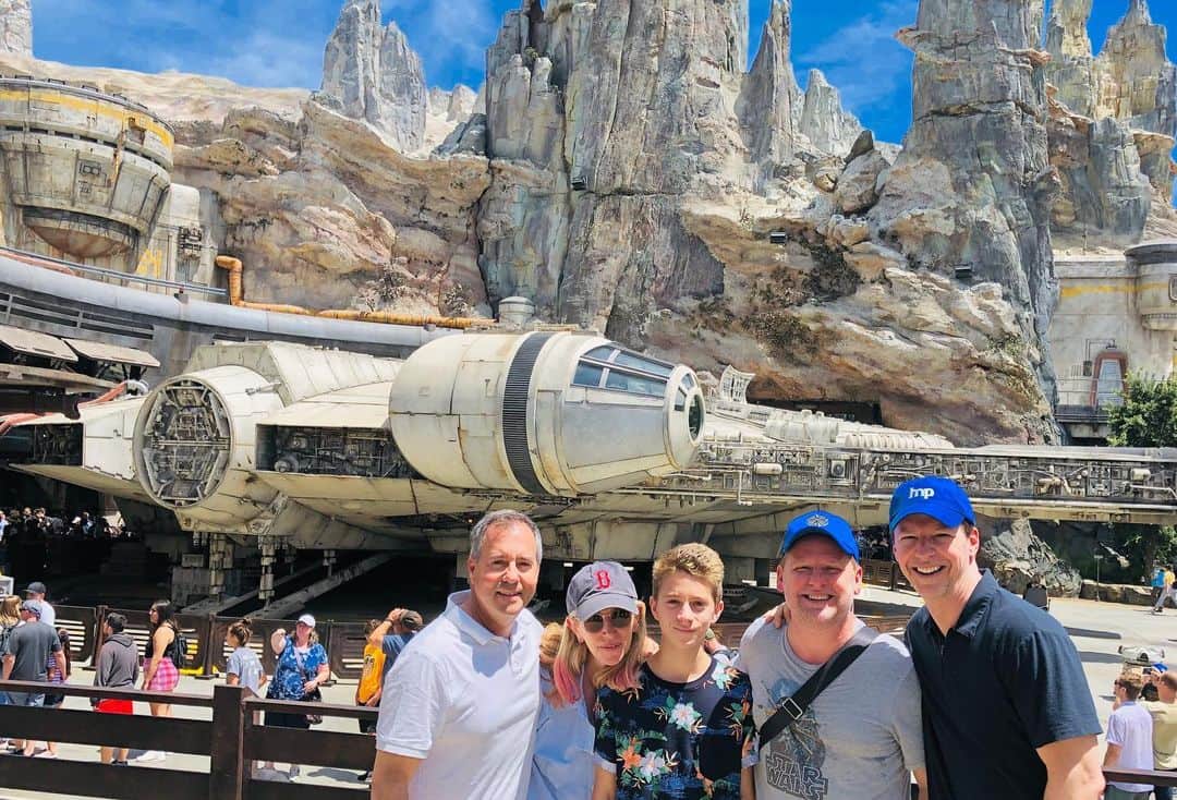 ショーン・ヘイズさんのインスタグラム写真 - (ショーン・ヘイズInstagram)「Had some crazy fun times at “Star Wars: Galaxy’s Edge” today with our godson, Sammy and his folks. If you haven’t been, go........run...don’t walk!  #Disneyland #GalaxysEdge」7月29日 17時12分 - seanhayes