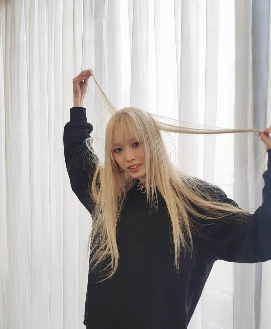 フェルナンダ・リーのインスタグラム：「Thank you thank you @valonzhaircutters 💕 @stuartbane_valonz 💕 @renyaxydis for always beautifully fixing up 6 months worth of stressed hair.  I promise my hair was really nicely blown out before I touched it 😔 〰️〰️〰️〰️〰️ 触って前に髪の毛はちゃんと艶やかでキレイにドライヤーしました❣  シドニーでいつも行くの「バロンズ(@valonzhaircutters)」は私のめちゃくちゃボロボロな毛を直させるに本当に本当に感謝します❣」