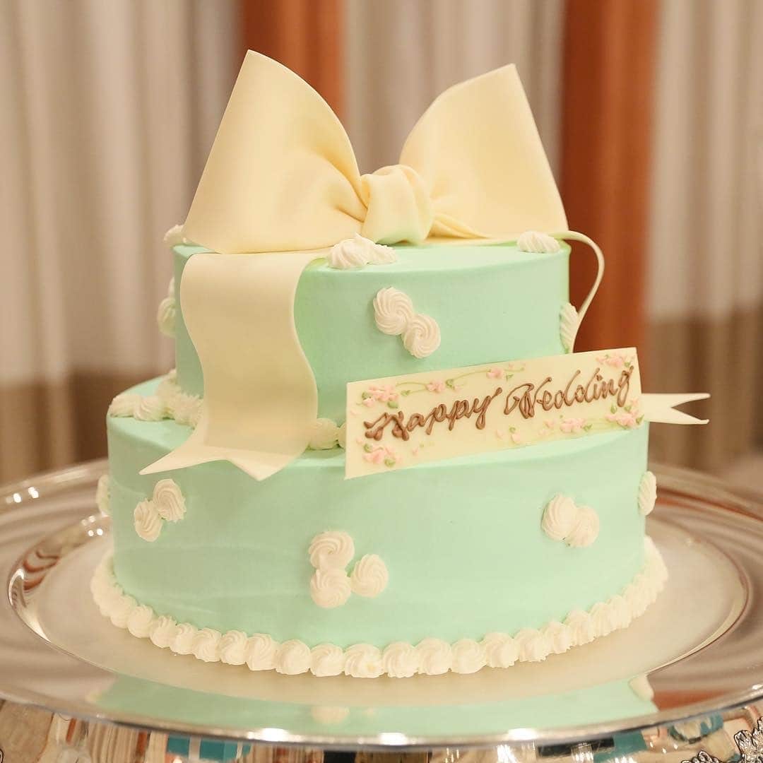 のインスタグラム：「♥ ￣￣￣￣￣￣￣￣￣￣ @montereyweddingをフォローして 『 #モントレ花嫁 』『 #ホテルモントレ』の タグをつけて投稿してくださいね＊*. . ♥全国のモントレ花嫁さま♥ ・‥…━…‥・‥…━…‥・‥…━…‥・ こちらのお写真は、 @miho.wd　さま よりリグラムさせていただきました！ 素敵なお写真をありがとうございます！♡ ・‥…━…‥・‥…━…‥・‥…━…‥・ . ◆ホテルモントレ公式HPはこちら* https://www.monterey-wedding.jp . #モントレ #モントレ花婿  #プレ花嫁 #卒花 #weddingdress #プラコレ #ウエディングニュース #marryxoxo #wedding #dress #結婚式場 #日本中のプレ花嫁さんと繋がりたい #ブライダルフェア #結婚式 #パーティ #披露宴 #2019年春婚 #2019年夏婚 #2019年秋婚 #2019年冬婚 #ホテルウェディング #dressy花嫁 #marry花嫁  #weddingparty #オリジナルケーキ #ティファニー #ウェディングケーキ」