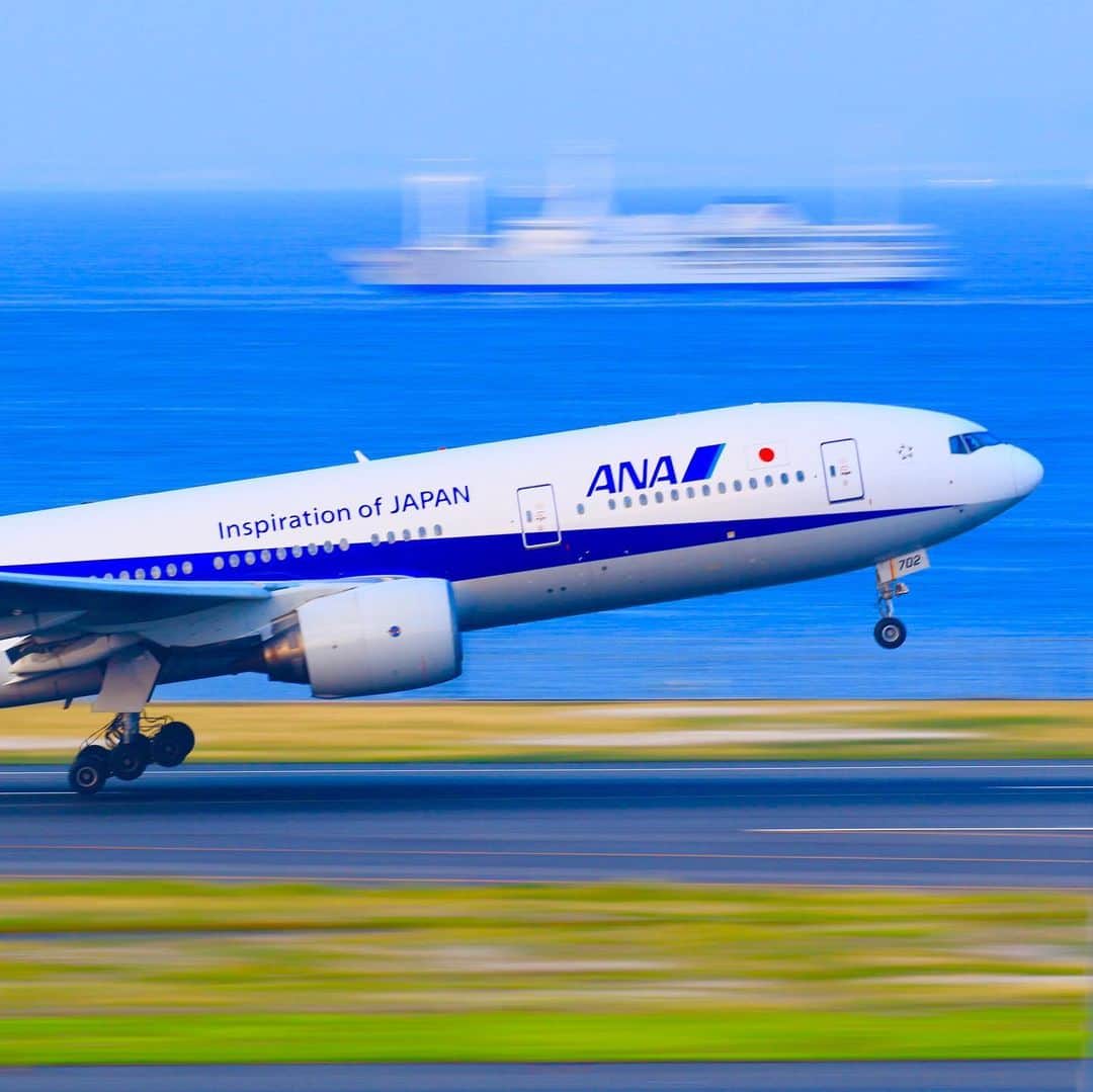 ANAのインスタグラム：「ワクワクする旅のはじまり✈️﻿ ﻿ #離陸 #瞬間 #v1 #b777 #ビューン #旅行シーズン #夏休み #7月 #わくわくが止まらない #飛行機 #滑走路 #海 #船 #青 #旅行  #ソラマニ_ヒコーキ #takeoff #runway #sea #ship #blue #summer #trip #anaairplane #airplane #ana_jp #全日空の日 に参加します☆﻿ ﻿ ANAの飛行機は「#ソラマニ_ヒコーキ」をつけて投稿してね🌻インスタやANAの各メディアでご紹介していきます📷」