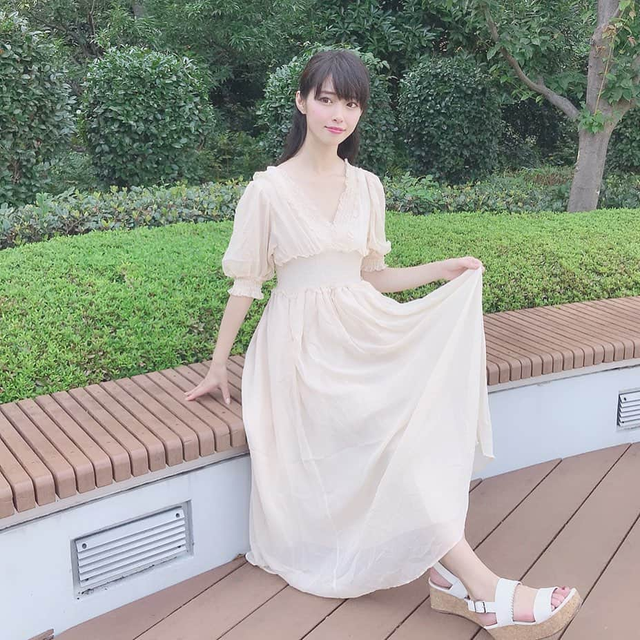 川子芹菜さんのインスタグラム写真 - (川子芹菜Instagram)「. . #今日のコーデ ✨ . onepiece:  #andrere @andrere___ 🌸 . . たまにはガーリーなお洋服も🥰 コルセット風のウエスト部分も可愛いしパフスリーブも女の子らしくて可愛い(*´-`*)💓 風が吹くとふわっとなびくのもお気に入りpoint🙆🏻👌✨ . . サンダルも白で合わせて赤いカーディガンでメリハリをつけてみました✨ 写真映え間違えなしですね☺️👍🏼 . . . #ワンピース #コーデ」7月29日 17時21分 - kawakoserina