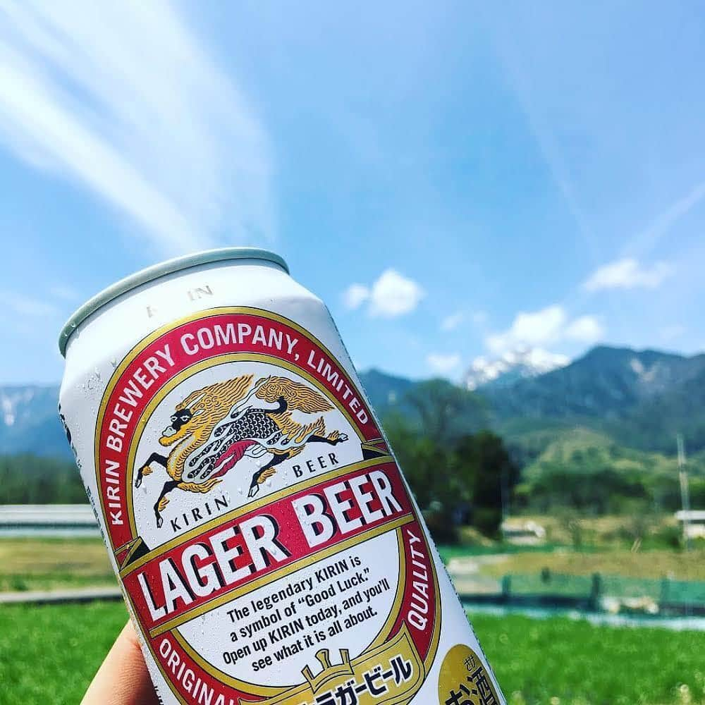 キリンビールさんのインスタグラム写真 - (キリンビールInstagram)「【#きょうのキリン 投稿をご紹介】晴れ渡る青空の下で飲むビールは格別❣️﻿ 今回は #青空ビール の写真をいただいたので、ご紹介させていただきます😊﻿ ﻿ １枚目﻿ 📷:@cayphotography_ さん﻿ 🍺:青空に輝く🌞✨黄金の #一番搾り﻿ ﻿ 2枚目﻿ 📷:@takehiroiwasaki さん﻿ 🍺:名峰を眺めながら・・・🌄👀✨ #キリンラガー﻿ ﻿ 3枚目﻿ 📷:@junkoume1003 さん﻿ 🍺: #淡麗グリーンラベル と#ピクニック😍💚﻿ ﻿ 4枚目﻿ 📷:@_saki1224 さん﻿ 🍺: #休日の昼飲み は最高😆👍﻿ ﻿ ５枚目﻿ 📷:@ts041221 さん﻿ 🍺:青空に澄み渡る🌞💙 #一番搾り清澄み﻿ ﻿ 関東地方は今日が 梅雨明け‼️﻿ ぜひ #外ビール を楽しんでくださいね🌞😎﻿ ﻿ #きょうのキリン での報告お待ちしています😘﻿ ステキな写真をありがとうございました👏﻿ ﻿ #ビール好きと繋がりたい #お酒好きと繋がりたい #ビアスタグラム #キリン #キリンビール #ビールのある生活 #外飲み #青空とビール #公園ビール #手持ち倶楽部 #キリンラガービール #とりあえずビール #発泡酒 #kirinbeer #beer #kirin #淡麗 #グリーンラベル」7月29日 17時21分 - kirin_brewery