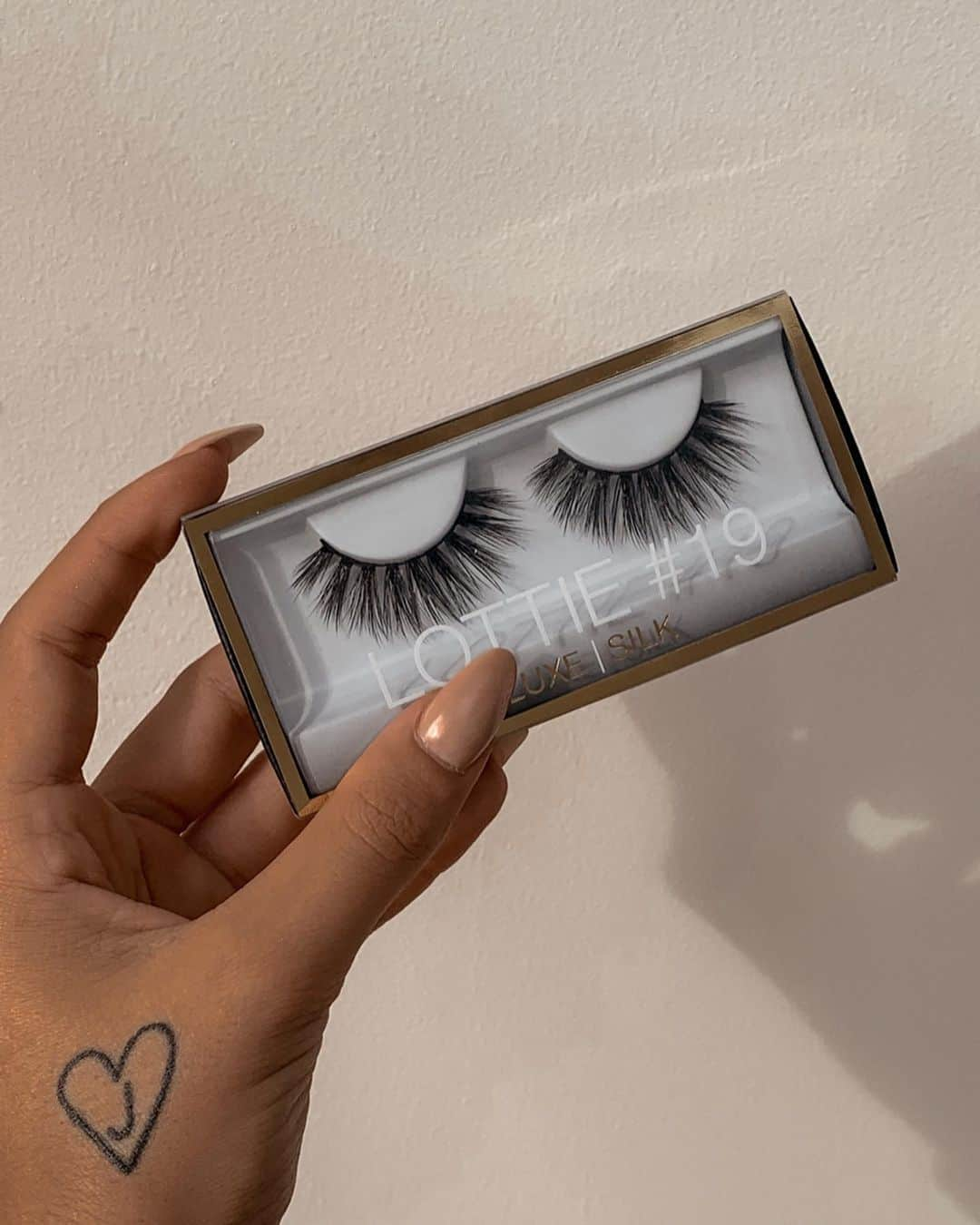 ロッティー・トムリンソンさんのインスタグラム写真 - (ロッティー・トムリンソンInstagram)「HUDA BEAUTY X LOTTIE  dreams do come true 😍 I am so excited to show you my new Lottie lash 🕊 launching tomorrow. Thank you so much @hudabeauty for collaborating with me I still can’t believe it. One of the biggest moments in my career ❤️」7月29日 17時22分 - lottietomlinson