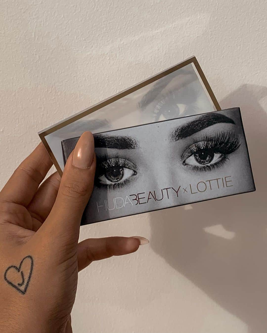 ロッティー・トムリンソンさんのインスタグラム写真 - (ロッティー・トムリンソンInstagram)「HUDA BEAUTY X LOTTIE  dreams do come true 😍 I am so excited to show you my new Lottie lash 🕊 launching tomorrow. Thank you so much @hudabeauty for collaborating with me I still can’t believe it. One of the biggest moments in my career ❤️」7月29日 17時22分 - lottietomlinson