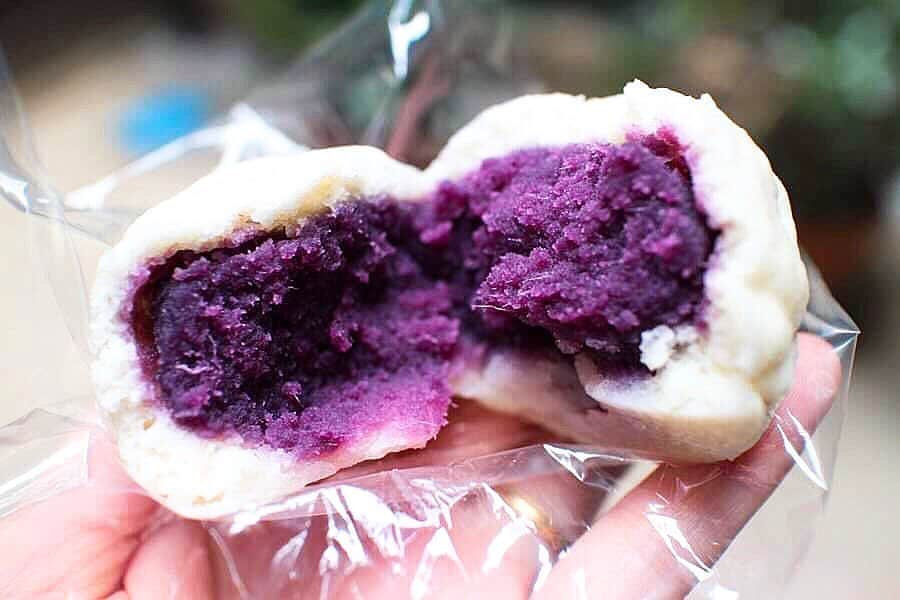 レッツエンジョイ東京さんのインスタグラム写真 - (レッツエンジョイ東京Instagram)「.﻿ ✩★------------------﻿ 紫いもまんじゅうのやさしい美味しさ✨﻿ 稲葉屋本舗﻿ ------------------✩★﻿ ﻿ せいろで蒸されていて、温かい状態で提供してもらえるのがうれしい「紫芋まんじゅう」🍠﻿ ﻿ 中には自家製の紫芋あんがたっぷり！お芋そのものの甘みと美味しさがしっかり伝わる、やさしい味わいです☺️💕﻿ しっとりむっちりした薄皮と、ホクホクの芋あんの食感まで美味♡ ﻿ ﻿ ほかにも、「芋ようかん」や「いもどうなつ」、「さつまいもチップス」、「スイートポテト」など自家製芋菓子がそろうので、二人でシェアしていろんな味を楽しんでみては😋💫﻿ ﻿ 🍵：稲葉屋本舗﻿ 📍：高沢橋／札の辻﻿ 詳細はアカウントトップから﻿ 👉@lets_enjoytokyo﻿ ﻿ #レッツエンジョイ東京 #ぐるなび ﻿ #おでかけ #トキメキ女子﻿ #稲葉屋本舗﻿ #紫芋まんじゅう #まんじゅう﻿ #おまんじゅう﻿ #紫芋 #紫いも #むらさきいも﻿ #いも #芋 #おいも﻿ #ほくほく #ホクホク﻿ #和スイーツ #甘味処﻿ #和菓子 #東京スイーツ﻿ #スイーツ部 #スイーツ巡り ﻿ #休日の過ごし方 #お出かけスポット﻿ #埼玉グルメ #川越食べ歩き﻿ #川越散策 #川越」7月29日 17時34分 - lets_enjoytokyo