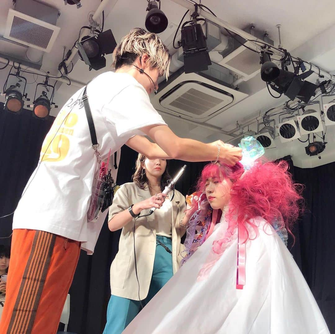 モタイハヤトさんのインスタグラム写真 - (モタイハヤトInstagram)「girly arrange💖💖💖 ・ アレンジをする事。ヘアを造る事。10年以上毎日やり続けてもずっと飽きなくて楽しいと思えている事。美容師っていう仕事は改めて本当にすごいなって思います。 ・ バックスタイルでも充分集客が出来る時代。横にビジネスを広げる事でたくさん儲ける事が出来る時代。美容師さんも頭が良くなければ生き残れない時代になりました。作品撮りの意味とは？？ヘアをつくる意味とは？？ そういった質問を受けるケースもとても多いです。 時代の流れに対応して変わっていかなければいけない事もたくさんある。僕もよく理解しています。 ・ 僕にとってヘアを表現する事。ヘアをつくる事。それは人が息をしてるのと一緒です。その瞬間、ビジネスの要素や損得など、頭をよぎりません。不純な要素が入った瞬間全てが濁ると思うからです。 ・ でもこれは正解ではないと思う。でもそういう人がいても良いとは思う。改めて僕はヘアをつくる事だけで全てを伝えるスタンスを貫きたいと思います。 ヘアに想いもトレンドも思いやりもこだわりも全てのせる。それだけ突き詰めた先に何があるのかはわからないですけど、何かはあるんじゃないかなって思います。 ・ もう学生じゃないのに、学園祭気分を体験させていただけてベルエポック様には感謝しかありません😭🙏🙏ゆっぴー @yuppeee___ もいつもsaiを支えてくれていて本当にありがとう。 ・ 中学生、高校生、美容学生さんに伝えられたかはわからないですが、僕は美容師って本当に素晴らしい仕事だと胸を張って言えます！苦しい事、辛い事、もちろんたくさんあったけど！😂😂 ・ 人がたかだかそんな事か、と思うような瞬間が自然に感動したり一生忘れられない喜びになったり、美容師にはそういった瞬間がある。言葉で説明するのが難しいのでぜひ体感してもらえたら！おそらく美容師続けてる人はそれを知ってしまった人😂ww。 ・ お金で買えない価値って本当にあるんです。改めてその瞬間に立ち会わせてくれるスタッフ、お客様、関係者様、全てに感謝致します。不器用な自分にはヘアをつくって語る事しか出来ないので、これからも宇宙人モタパンの人生街道を温かく見守っていただたら幸いです！！この生き遅れ熱血宇宙人スタイルで業界にメス入れてきます！美容師さんらしい美容師さんを僕は守れる会社をつくります。よろしくお願いします🔥🔥 ・ ！飯食って寝てHAIR！最高！ ・ 長文失礼致しました🙇‍♀️🙇‍♀️。 ・  #sai#sai_motai#モタ髪#モタゼミ#表参道美容師#イヤリングカラー#ヘアカラー#ヘアアレンジ#hairarrange#リボンアレンジ#インナーカラー#バレイヤージュ#ハイライトカラー#デザインカラー#デザインハイライト#ベージュカラー#ミルクティーカラー#ネイビーカラー#ラベンダーカラー#ホワイトカラー#グレージュカラー#グラデーションカラー#ピンクカラー#ブラウンカラー#ハイトーンカラー#大人girly#大人ガーリー#ブラウンカラー」7月29日 17時29分 - motapan