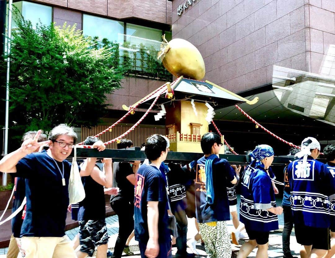 世良公則さんのインスタグラム写真 - (世良公則Instagram)「#世良公則 #masanorisera #japanesemusician #japaneseartist #japaneseculture #祭り #神輿 #金の柿 #不思議 #金沢 ・・・・・・ 不思議な金の柿が神輿のてっぺんに？？ 何祭り？？？ I came across a mikoshi decorated with gold persimmon on the top. ・・・・・・」7月29日 17時36分 - masanorisera