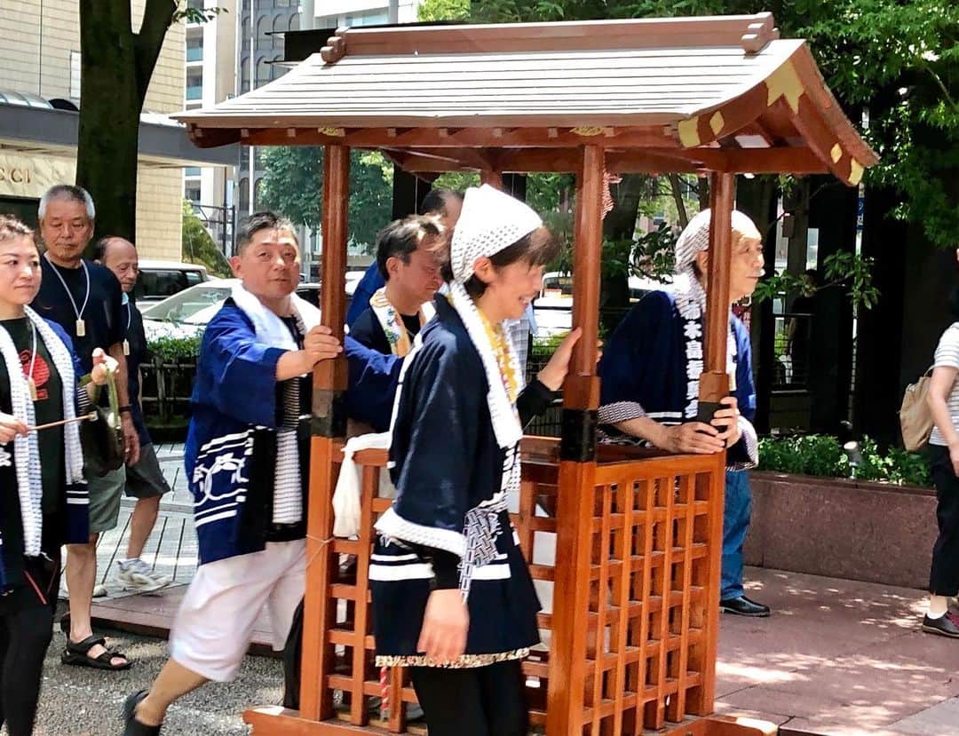 世良公則さんのインスタグラム写真 - (世良公則Instagram)「#世良公則 #masanorisera #japanesemusician #japaneseartist #japaneseculture #祭り #神輿 #金の柿 #不思議 #金沢 ・・・・・・ 不思議な金の柿が神輿のてっぺんに？？ 何祭り？？？ I came across a mikoshi decorated with gold persimmon on the top. ・・・・・・」7月29日 17時36分 - masanorisera