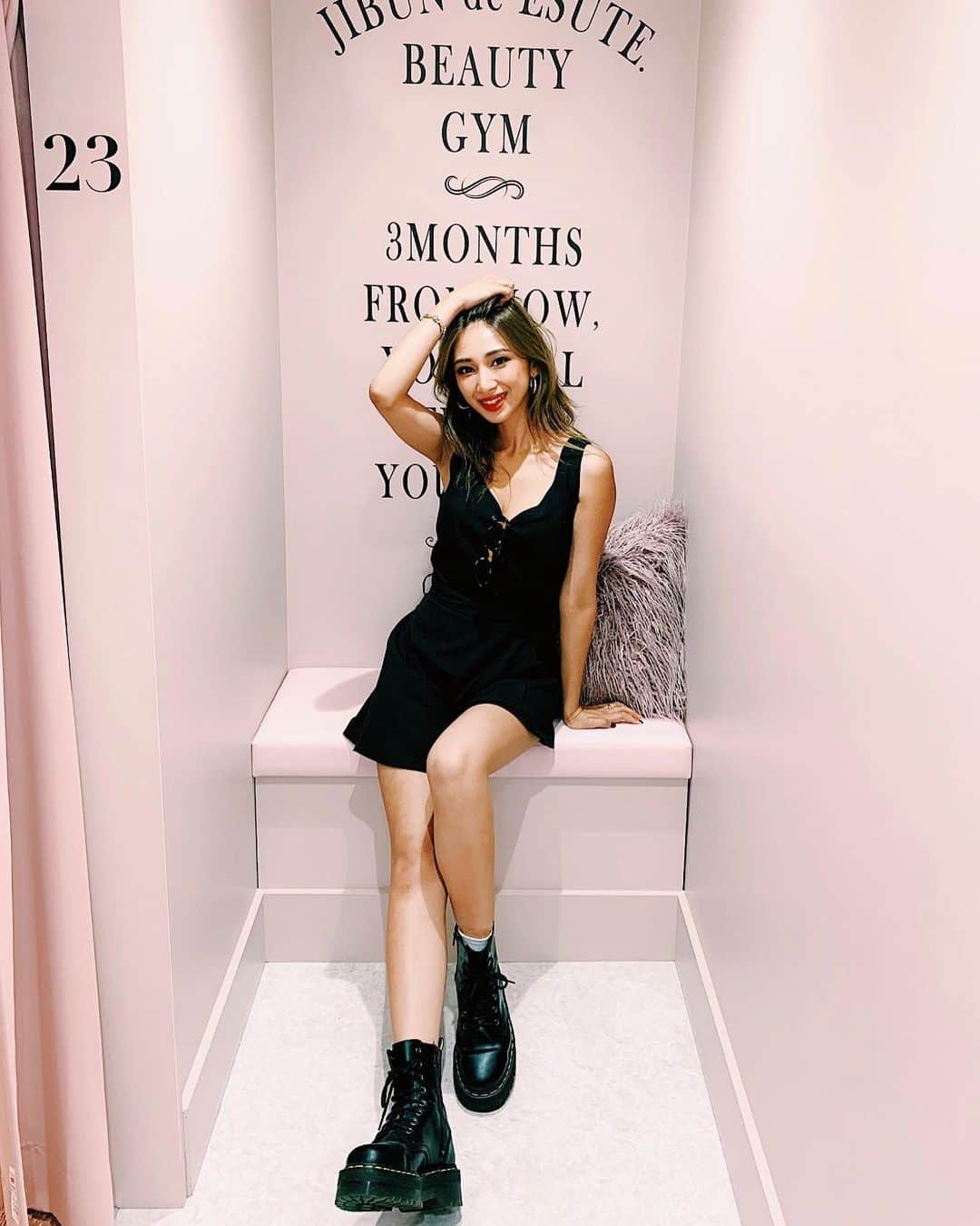 新井ニーニャのインスタグラム：「💖﻿ ﻿ ﻿ ﻿ ちょっと前の#ににゃしふく 🐈﻿ ﻿ ロンパースは最近ヘビロテしてる﻿ お気に入りの @resexxy_official 💋﻿ ﻿ ﻿ これ色違いでも持ってる🤤﻿ ﻿ ﻿ ﻿ #私服 #モデル #リゼクシー #resexxy #リゼクシーコーデ #ママ #ママモデル #生きてて1番若いのは今日 #好きな服を着る #コーデ #ファッション #ブラックコーデ #ootd #fashion #love #model #style」