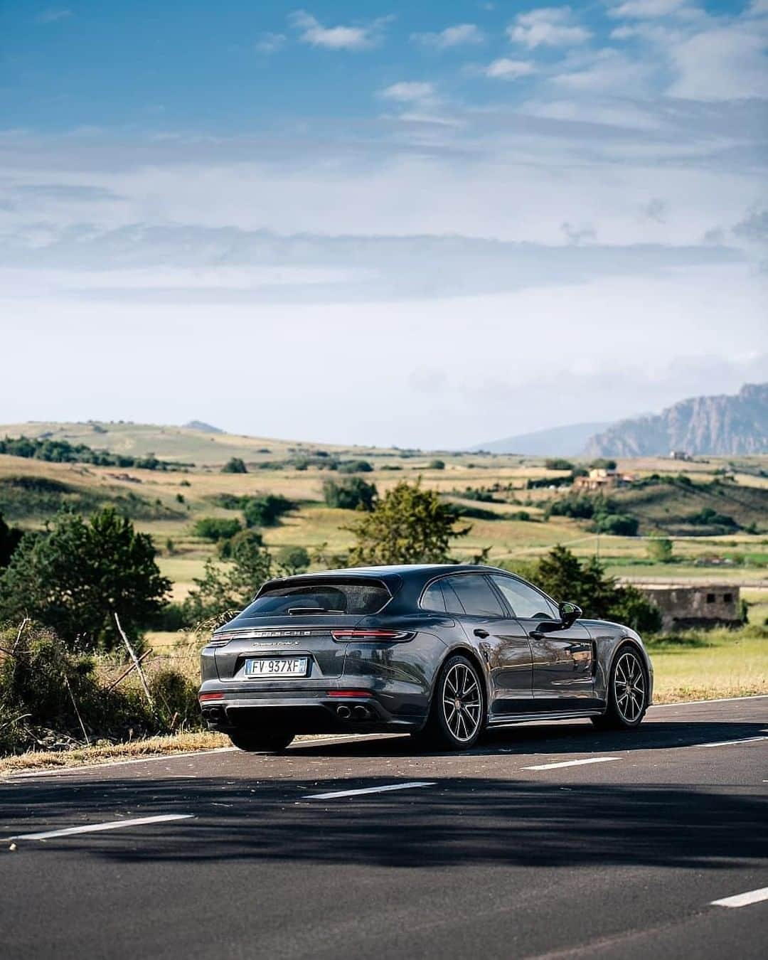 Porscheさんのインスタグラム写真 - (PorscheInstagram)「Ahead of the rest. By a country mile. #PorscheMoment #Porsche #Panamera #SportTurismo (📸: @amin.siala) -- Combined fuel consumption in accordance with EU 6: Panamera 4 E-Hybrid Sport Turismo: 2,9-2,8 l/100 km; CO2 emissions: 66-64 g/km; Electricity consumption: 16,2-16,1 kWh/100 km」7月29日 18時00分 - porsche