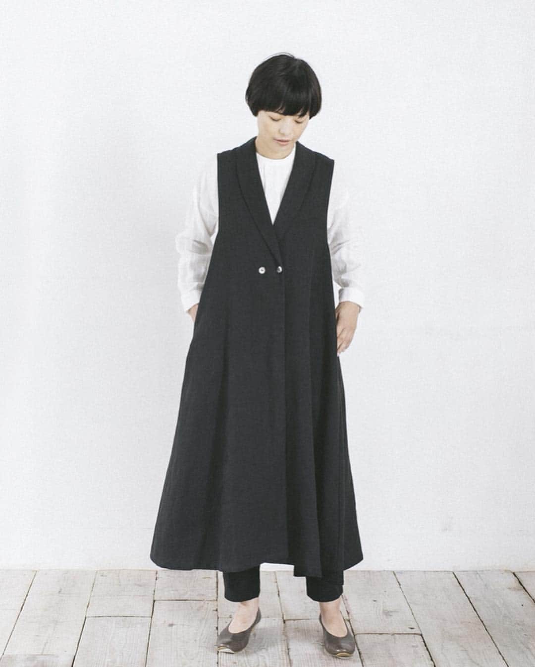 ナチュランさんのインスタグラム写真 - (ナチュランInstagram)「【 s.t.closet frabjous 】アダルトシックなイロのよそおい﻿ ﻿ トレンドのスタンダードなデザインに「s.t.closet frabjous」らしい、大人のエレガントなエッセンスをちょっぴり加えて。 袖を通すたびに感じられる大人のリアルクローズがいつも好評の s.t.closet frabjous から、シックなモノトーンで揃えた新作をご紹介します。﻿ ﻿ ﻿ -----------﻿ ■キャミドレスワンピース［RIO-2A33-1076-A］﻿ ■リブ付きプルオーバー［RIO-2A33-1069-A］﻿ キャミソールリボンとバックスタイルの繊細さ、たっぷりボリューム感のあるシルエットのコントラストが絶妙なバランスでエレガントな雰囲気をつくりあげているドレスワンピース。ネイビーとグレーのピンストライプ生地が、きりっとマニッシュなエッセンスも添えています。﻿ バックネックにゴールドのスナップボタン付き、襟と袖口がリブデザインの、クラシックとスポーティをミックスしたブラウスと合わせて。﻿ ﻿ ﻿ -----------﻿ ■リネンタックフルワンピース［RIO-2A33-1074-A］﻿ ■前ポケット付ペチパンツ［RIO-2A33-1072-A］﻿ かすかに光沢のあるリネン生地を使った、ドレス感のあるリボンベルト付きワンピース。昨年7月号のリンネル掲載でご紹介し、またたく間に完売したワンピースを素材を変えて再販売します。 ペチパンツとしても、そのままパンツとしても使えるリネン100％のパンツを覗かせて。﻿ ﻿ ﻿ -----------﻿ ■リネンドット刺繍ビクトリアワンピース［RIO-2A33-1075-A］﻿ さらっとしたリネン生地にやや大きめのドット柄が印象的なAラインシルエットのワンピース。インナーワンピース付きなのですっきりとキレイに着こなせ、パーティーにもぴったりなアイテムです。﻿ ﻿ ﻿ -----------﻿ ■リネンフレアージレ［RIO-2A33-1071-A］﻿ ■リネンテーパードパンツ［RIO-2A33-1073-A］﻿ ■リネンヴィンテージヨークブラウス［RIO-2A33-1070-A］﻿ ほどよい厚みとざっくりとした肌触りのリネン生地で仕立てたジレ。身幅をたっぷりと取ったAラインフレアーシルエットのロング丈なのでさっとはおっても様になり、夏場のプラスワンコーディネートとして活躍するアイテムです。﻿ トレンドのコクーンラインの丸みを帯びたシルエットが着こなしにニュアンスをプラスしてくれるリネンパンツとセットアップ。﻿ ヨーク下とバックネックにアンティークカラーのゴールドボタンがあしらわれた、サラッとした肌触りがここちよいリネン素材のブラウスをインナーに。 ﻿ ﻿ ﻿ ﻿ ------------------------------﻿ ▶️お買いものは写真内のタグをタップしてくださいね。またはプロフィールからもナチュランへリンクしています。→@natulan_official﻿ ﻿ ▶️写真内のタグは、販売中でも消えている場合がございます。ぜひ、ナチュランの検索窓から、商品コード又は商品名を、検索してみてくださいね。﻿ ﻿ ▶️プロフィール画面では、季節のおすすめ商品や、再入荷情報をご紹介しています。ぜひ、ご覧くださいませ。→@natulan_official﻿ ﻿ ----------- #lifewear #fashion #今日のコーデ #コーディネート #ファッション #ナチュラル #ナチュラン #natulan #日々の暮らし #暮らしを楽しむ #シンプルライフ #シンプルコーデ #シンプル #大人女子 #大人コーデ #ナチュラルコーデ #夏コーデ #ワンピース #ドレスワンピース #ジレ #ロングジレ #モノトーンコーデ @ssmiyoss」7月29日 18時00分 - natulan_official