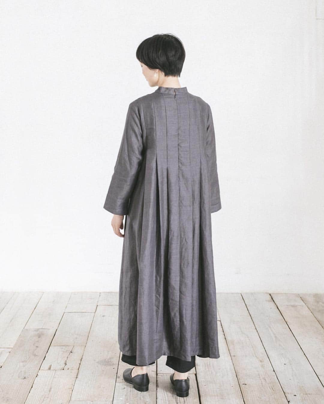 ナチュランさんのインスタグラム写真 - (ナチュランInstagram)「【 s.t.closet frabjous 】アダルトシックなイロのよそおい﻿ ﻿ トレンドのスタンダードなデザインに「s.t.closet frabjous」らしい、大人のエレガントなエッセンスをちょっぴり加えて。 袖を通すたびに感じられる大人のリアルクローズがいつも好評の s.t.closet frabjous から、シックなモノトーンで揃えた新作をご紹介します。﻿ ﻿ ﻿ -----------﻿ ■キャミドレスワンピース［RIO-2A33-1076-A］﻿ ■リブ付きプルオーバー［RIO-2A33-1069-A］﻿ キャミソールリボンとバックスタイルの繊細さ、たっぷりボリューム感のあるシルエットのコントラストが絶妙なバランスでエレガントな雰囲気をつくりあげているドレスワンピース。ネイビーとグレーのピンストライプ生地が、きりっとマニッシュなエッセンスも添えています。﻿ バックネックにゴールドのスナップボタン付き、襟と袖口がリブデザインの、クラシックとスポーティをミックスしたブラウスと合わせて。﻿ ﻿ ﻿ -----------﻿ ■リネンタックフルワンピース［RIO-2A33-1074-A］﻿ ■前ポケット付ペチパンツ［RIO-2A33-1072-A］﻿ かすかに光沢のあるリネン生地を使った、ドレス感のあるリボンベルト付きワンピース。昨年7月号のリンネル掲載でご紹介し、またたく間に完売したワンピースを素材を変えて再販売します。 ペチパンツとしても、そのままパンツとしても使えるリネン100％のパンツを覗かせて。﻿ ﻿ ﻿ -----------﻿ ■リネンドット刺繍ビクトリアワンピース［RIO-2A33-1075-A］﻿ さらっとしたリネン生地にやや大きめのドット柄が印象的なAラインシルエットのワンピース。インナーワンピース付きなのですっきりとキレイに着こなせ、パーティーにもぴったりなアイテムです。﻿ ﻿ ﻿ -----------﻿ ■リネンフレアージレ［RIO-2A33-1071-A］﻿ ■リネンテーパードパンツ［RIO-2A33-1073-A］﻿ ■リネンヴィンテージヨークブラウス［RIO-2A33-1070-A］﻿ ほどよい厚みとざっくりとした肌触りのリネン生地で仕立てたジレ。身幅をたっぷりと取ったAラインフレアーシルエットのロング丈なのでさっとはおっても様になり、夏場のプラスワンコーディネートとして活躍するアイテムです。﻿ トレンドのコクーンラインの丸みを帯びたシルエットが着こなしにニュアンスをプラスしてくれるリネンパンツとセットアップ。﻿ ヨーク下とバックネックにアンティークカラーのゴールドボタンがあしらわれた、サラッとした肌触りがここちよいリネン素材のブラウスをインナーに。 ﻿ ﻿ ﻿ ﻿ ------------------------------﻿ ▶️お買いものは写真内のタグをタップしてくださいね。またはプロフィールからもナチュランへリンクしています。→@natulan_official﻿ ﻿ ▶️写真内のタグは、販売中でも消えている場合がございます。ぜひ、ナチュランの検索窓から、商品コード又は商品名を、検索してみてくださいね。﻿ ﻿ ▶️プロフィール画面では、季節のおすすめ商品や、再入荷情報をご紹介しています。ぜひ、ご覧くださいませ。→@natulan_official﻿ ﻿ ----------- #lifewear #fashion #今日のコーデ #コーディネート #ファッション #ナチュラル #ナチュラン #natulan #日々の暮らし #暮らしを楽しむ #シンプルライフ #シンプルコーデ #シンプル #大人女子 #大人コーデ #ナチュラルコーデ #夏コーデ #ワンピース #ドレスワンピース #ジレ #ロングジレ #モノトーンコーデ @ssmiyoss」7月29日 18時00分 - natulan_official