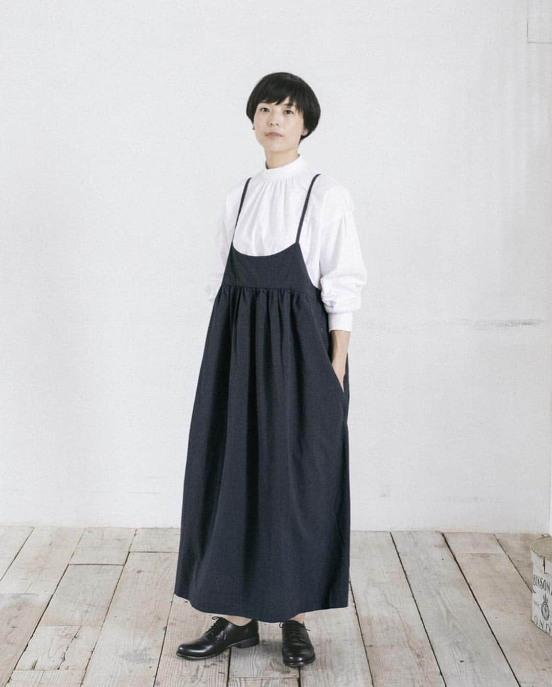 ナチュランさんのインスタグラム写真 - (ナチュランInstagram)「【 s.t.closet frabjous 】アダルトシックなイロのよそおい﻿ ﻿ トレンドのスタンダードなデザインに「s.t.closet frabjous」らしい、大人のエレガントなエッセンスをちょっぴり加えて。 袖を通すたびに感じられる大人のリアルクローズがいつも好評の s.t.closet frabjous から、シックなモノトーンで揃えた新作をご紹介します。﻿ ﻿ ﻿ -----------﻿ ■キャミドレスワンピース［RIO-2A33-1076-A］﻿ ■リブ付きプルオーバー［RIO-2A33-1069-A］﻿ キャミソールリボンとバックスタイルの繊細さ、たっぷりボリューム感のあるシルエットのコントラストが絶妙なバランスでエレガントな雰囲気をつくりあげているドレスワンピース。ネイビーとグレーのピンストライプ生地が、きりっとマニッシュなエッセンスも添えています。﻿ バックネックにゴールドのスナップボタン付き、襟と袖口がリブデザインの、クラシックとスポーティをミックスしたブラウスと合わせて。﻿ ﻿ ﻿ -----------﻿ ■リネンタックフルワンピース［RIO-2A33-1074-A］﻿ ■前ポケット付ペチパンツ［RIO-2A33-1072-A］﻿ かすかに光沢のあるリネン生地を使った、ドレス感のあるリボンベルト付きワンピース。昨年7月号のリンネル掲載でご紹介し、またたく間に完売したワンピースを素材を変えて再販売します。 ペチパンツとしても、そのままパンツとしても使えるリネン100％のパンツを覗かせて。﻿ ﻿ ﻿ -----------﻿ ■リネンドット刺繍ビクトリアワンピース［RIO-2A33-1075-A］﻿ さらっとしたリネン生地にやや大きめのドット柄が印象的なAラインシルエットのワンピース。インナーワンピース付きなのですっきりとキレイに着こなせ、パーティーにもぴったりなアイテムです。﻿ ﻿ ﻿ -----------﻿ ■リネンフレアージレ［RIO-2A33-1071-A］﻿ ■リネンテーパードパンツ［RIO-2A33-1073-A］﻿ ■リネンヴィンテージヨークブラウス［RIO-2A33-1070-A］﻿ ほどよい厚みとざっくりとした肌触りのリネン生地で仕立てたジレ。身幅をたっぷりと取ったAラインフレアーシルエットのロング丈なのでさっとはおっても様になり、夏場のプラスワンコーディネートとして活躍するアイテムです。﻿ トレンドのコクーンラインの丸みを帯びたシルエットが着こなしにニュアンスをプラスしてくれるリネンパンツとセットアップ。﻿ ヨーク下とバックネックにアンティークカラーのゴールドボタンがあしらわれた、サラッとした肌触りがここちよいリネン素材のブラウスをインナーに。 ﻿ ﻿ ﻿ ﻿ ------------------------------﻿ ▶️お買いものは写真内のタグをタップしてくださいね。またはプロフィールからもナチュランへリンクしています。→@natulan_official﻿ ﻿ ▶️写真内のタグは、販売中でも消えている場合がございます。ぜひ、ナチュランの検索窓から、商品コード又は商品名を、検索してみてくださいね。﻿ ﻿ ▶️プロフィール画面では、季節のおすすめ商品や、再入荷情報をご紹介しています。ぜひ、ご覧くださいませ。→@natulan_official﻿ ﻿ ----------- #lifewear #fashion #今日のコーデ #コーディネート #ファッション #ナチュラル #ナチュラン #natulan #日々の暮らし #暮らしを楽しむ #シンプルライフ #シンプルコーデ #シンプル #大人女子 #大人コーデ #ナチュラルコーデ #夏コーデ #ワンピース #ドレスワンピース #ジレ #ロングジレ #モノトーンコーデ @ssmiyoss」7月29日 18時00分 - natulan_official