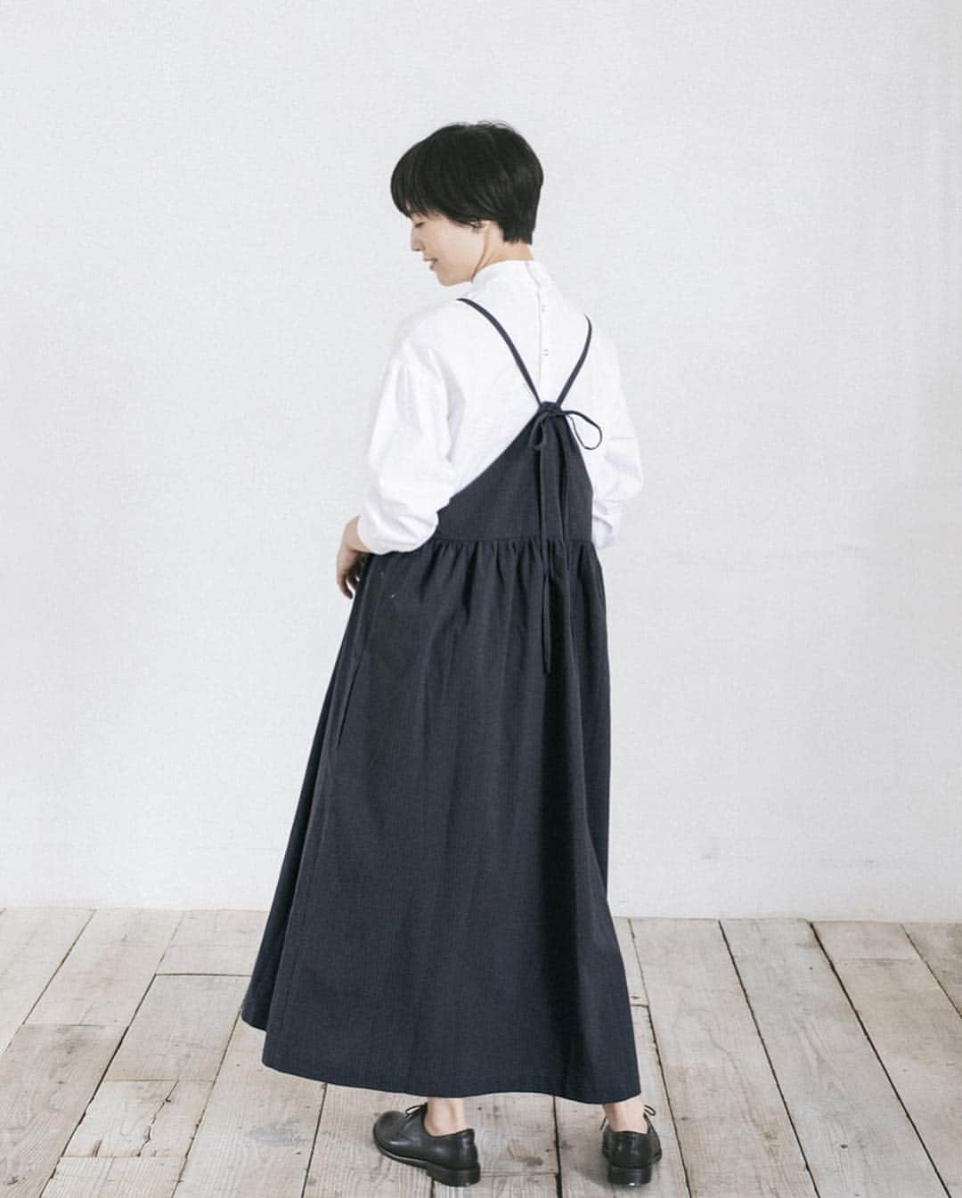 ナチュランさんのインスタグラム写真 - (ナチュランInstagram)「【 s.t.closet frabjous 】アダルトシックなイロのよそおい﻿ ﻿ トレンドのスタンダードなデザインに「s.t.closet frabjous」らしい、大人のエレガントなエッセンスをちょっぴり加えて。 袖を通すたびに感じられる大人のリアルクローズがいつも好評の s.t.closet frabjous から、シックなモノトーンで揃えた新作をご紹介します。﻿ ﻿ ﻿ -----------﻿ ■キャミドレスワンピース［RIO-2A33-1076-A］﻿ ■リブ付きプルオーバー［RIO-2A33-1069-A］﻿ キャミソールリボンとバックスタイルの繊細さ、たっぷりボリューム感のあるシルエットのコントラストが絶妙なバランスでエレガントな雰囲気をつくりあげているドレスワンピース。ネイビーとグレーのピンストライプ生地が、きりっとマニッシュなエッセンスも添えています。﻿ バックネックにゴールドのスナップボタン付き、襟と袖口がリブデザインの、クラシックとスポーティをミックスしたブラウスと合わせて。﻿ ﻿ ﻿ -----------﻿ ■リネンタックフルワンピース［RIO-2A33-1074-A］﻿ ■前ポケット付ペチパンツ［RIO-2A33-1072-A］﻿ かすかに光沢のあるリネン生地を使った、ドレス感のあるリボンベルト付きワンピース。昨年7月号のリンネル掲載でご紹介し、またたく間に完売したワンピースを素材を変えて再販売します。 ペチパンツとしても、そのままパンツとしても使えるリネン100％のパンツを覗かせて。﻿ ﻿ ﻿ -----------﻿ ■リネンドット刺繍ビクトリアワンピース［RIO-2A33-1075-A］﻿ さらっとしたリネン生地にやや大きめのドット柄が印象的なAラインシルエットのワンピース。インナーワンピース付きなのですっきりとキレイに着こなせ、パーティーにもぴったりなアイテムです。﻿ ﻿ ﻿ -----------﻿ ■リネンフレアージレ［RIO-2A33-1071-A］﻿ ■リネンテーパードパンツ［RIO-2A33-1073-A］﻿ ■リネンヴィンテージヨークブラウス［RIO-2A33-1070-A］﻿ ほどよい厚みとざっくりとした肌触りのリネン生地で仕立てたジレ。身幅をたっぷりと取ったAラインフレアーシルエットのロング丈なのでさっとはおっても様になり、夏場のプラスワンコーディネートとして活躍するアイテムです。﻿ トレンドのコクーンラインの丸みを帯びたシルエットが着こなしにニュアンスをプラスしてくれるリネンパンツとセットアップ。﻿ ヨーク下とバックネックにアンティークカラーのゴールドボタンがあしらわれた、サラッとした肌触りがここちよいリネン素材のブラウスをインナーに。 ﻿ ﻿ ﻿ ﻿ ------------------------------﻿ ▶️お買いものは写真内のタグをタップしてくださいね。またはプロフィールからもナチュランへリンクしています。→@natulan_official﻿ ﻿ ▶️写真内のタグは、販売中でも消えている場合がございます。ぜひ、ナチュランの検索窓から、商品コード又は商品名を、検索してみてくださいね。﻿ ﻿ ▶️プロフィール画面では、季節のおすすめ商品や、再入荷情報をご紹介しています。ぜひ、ご覧くださいませ。→@natulan_official﻿ ﻿ ----------- #lifewear #fashion #今日のコーデ #コーディネート #ファッション #ナチュラル #ナチュラン #natulan #日々の暮らし #暮らしを楽しむ #シンプルライフ #シンプルコーデ #シンプル #大人女子 #大人コーデ #ナチュラルコーデ #夏コーデ #ワンピース #ドレスワンピース #ジレ #ロングジレ #モノトーンコーデ @ssmiyoss」7月29日 18時00分 - natulan_official