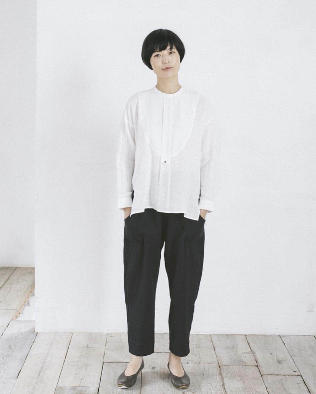 ナチュランさんのインスタグラム写真 - (ナチュランInstagram)「【 s.t.closet frabjous 】アダルトシックなイロのよそおい﻿ ﻿ トレンドのスタンダードなデザインに「s.t.closet frabjous」らしい、大人のエレガントなエッセンスをちょっぴり加えて。 袖を通すたびに感じられる大人のリアルクローズがいつも好評の s.t.closet frabjous から、シックなモノトーンで揃えた新作をご紹介します。﻿ ﻿ ﻿ -----------﻿ ■キャミドレスワンピース［RIO-2A33-1076-A］﻿ ■リブ付きプルオーバー［RIO-2A33-1069-A］﻿ キャミソールリボンとバックスタイルの繊細さ、たっぷりボリューム感のあるシルエットのコントラストが絶妙なバランスでエレガントな雰囲気をつくりあげているドレスワンピース。ネイビーとグレーのピンストライプ生地が、きりっとマニッシュなエッセンスも添えています。﻿ バックネックにゴールドのスナップボタン付き、襟と袖口がリブデザインの、クラシックとスポーティをミックスしたブラウスと合わせて。﻿ ﻿ ﻿ -----------﻿ ■リネンタックフルワンピース［RIO-2A33-1074-A］﻿ ■前ポケット付ペチパンツ［RIO-2A33-1072-A］﻿ かすかに光沢のあるリネン生地を使った、ドレス感のあるリボンベルト付きワンピース。昨年7月号のリンネル掲載でご紹介し、またたく間に完売したワンピースを素材を変えて再販売します。 ペチパンツとしても、そのままパンツとしても使えるリネン100％のパンツを覗かせて。﻿ ﻿ ﻿ -----------﻿ ■リネンドット刺繍ビクトリアワンピース［RIO-2A33-1075-A］﻿ さらっとしたリネン生地にやや大きめのドット柄が印象的なAラインシルエットのワンピース。インナーワンピース付きなのですっきりとキレイに着こなせ、パーティーにもぴったりなアイテムです。﻿ ﻿ ﻿ -----------﻿ ■リネンフレアージレ［RIO-2A33-1071-A］﻿ ■リネンテーパードパンツ［RIO-2A33-1073-A］﻿ ■リネンヴィンテージヨークブラウス［RIO-2A33-1070-A］﻿ ほどよい厚みとざっくりとした肌触りのリネン生地で仕立てたジレ。身幅をたっぷりと取ったAラインフレアーシルエットのロング丈なのでさっとはおっても様になり、夏場のプラスワンコーディネートとして活躍するアイテムです。﻿ トレンドのコクーンラインの丸みを帯びたシルエットが着こなしにニュアンスをプラスしてくれるリネンパンツとセットアップ。﻿ ヨーク下とバックネックにアンティークカラーのゴールドボタンがあしらわれた、サラッとした肌触りがここちよいリネン素材のブラウスをインナーに。 ﻿ ﻿ ﻿ ﻿ ------------------------------﻿ ▶️お買いものは写真内のタグをタップしてくださいね。またはプロフィールからもナチュランへリンクしています。→@natulan_official﻿ ﻿ ▶️写真内のタグは、販売中でも消えている場合がございます。ぜひ、ナチュランの検索窓から、商品コード又は商品名を、検索してみてくださいね。﻿ ﻿ ▶️プロフィール画面では、季節のおすすめ商品や、再入荷情報をご紹介しています。ぜひ、ご覧くださいませ。→@natulan_official﻿ ﻿ ----------- #lifewear #fashion #今日のコーデ #コーディネート #ファッション #ナチュラル #ナチュラン #natulan #日々の暮らし #暮らしを楽しむ #シンプルライフ #シンプルコーデ #シンプル #大人女子 #大人コーデ #ナチュラルコーデ #夏コーデ #ワンピース #ドレスワンピース #ジレ #ロングジレ #モノトーンコーデ @ssmiyoss」7月29日 18時00分 - natulan_official
