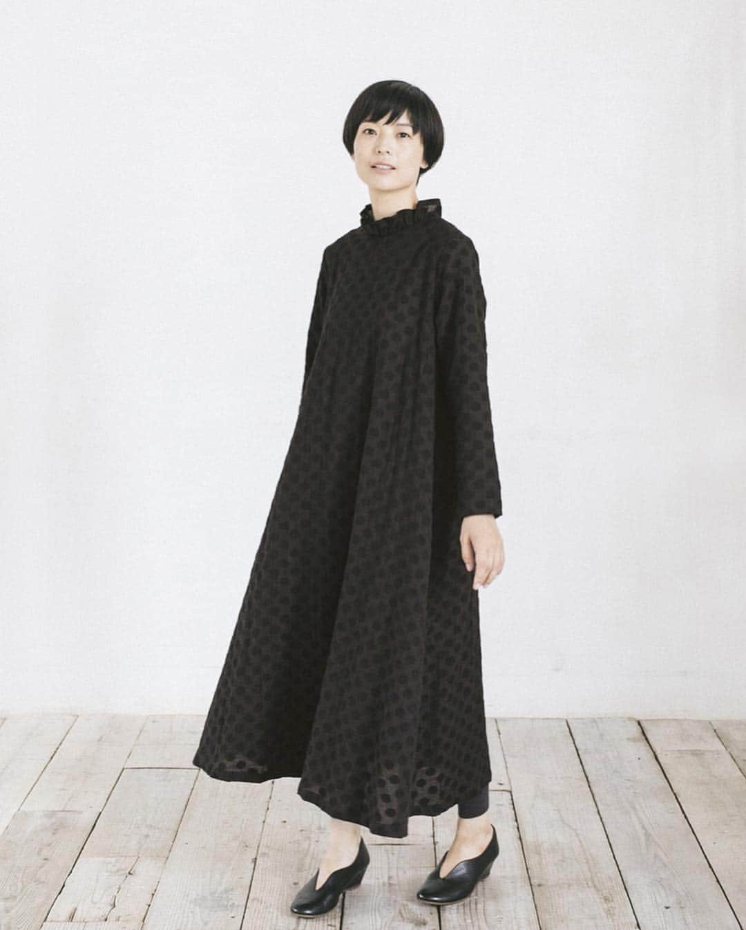 ナチュランさんのインスタグラム写真 - (ナチュランInstagram)「【 s.t.closet frabjous 】アダルトシックなイロのよそおい﻿ ﻿ トレンドのスタンダードなデザインに「s.t.closet frabjous」らしい、大人のエレガントなエッセンスをちょっぴり加えて。 袖を通すたびに感じられる大人のリアルクローズがいつも好評の s.t.closet frabjous から、シックなモノトーンで揃えた新作をご紹介します。﻿ ﻿ ﻿ -----------﻿ ■キャミドレスワンピース［RIO-2A33-1076-A］﻿ ■リブ付きプルオーバー［RIO-2A33-1069-A］﻿ キャミソールリボンとバックスタイルの繊細さ、たっぷりボリューム感のあるシルエットのコントラストが絶妙なバランスでエレガントな雰囲気をつくりあげているドレスワンピース。ネイビーとグレーのピンストライプ生地が、きりっとマニッシュなエッセンスも添えています。﻿ バックネックにゴールドのスナップボタン付き、襟と袖口がリブデザインの、クラシックとスポーティをミックスしたブラウスと合わせて。﻿ ﻿ ﻿ -----------﻿ ■リネンタックフルワンピース［RIO-2A33-1074-A］﻿ ■前ポケット付ペチパンツ［RIO-2A33-1072-A］﻿ かすかに光沢のあるリネン生地を使った、ドレス感のあるリボンベルト付きワンピース。昨年7月号のリンネル掲載でご紹介し、またたく間に完売したワンピースを素材を変えて再販売します。 ペチパンツとしても、そのままパンツとしても使えるリネン100％のパンツを覗かせて。﻿ ﻿ ﻿ -----------﻿ ■リネンドット刺繍ビクトリアワンピース［RIO-2A33-1075-A］﻿ さらっとしたリネン生地にやや大きめのドット柄が印象的なAラインシルエットのワンピース。インナーワンピース付きなのですっきりとキレイに着こなせ、パーティーにもぴったりなアイテムです。﻿ ﻿ ﻿ -----------﻿ ■リネンフレアージレ［RIO-2A33-1071-A］﻿ ■リネンテーパードパンツ［RIO-2A33-1073-A］﻿ ■リネンヴィンテージヨークブラウス［RIO-2A33-1070-A］﻿ ほどよい厚みとざっくりとした肌触りのリネン生地で仕立てたジレ。身幅をたっぷりと取ったAラインフレアーシルエットのロング丈なのでさっとはおっても様になり、夏場のプラスワンコーディネートとして活躍するアイテムです。﻿ トレンドのコクーンラインの丸みを帯びたシルエットが着こなしにニュアンスをプラスしてくれるリネンパンツとセットアップ。﻿ ヨーク下とバックネックにアンティークカラーのゴールドボタンがあしらわれた、サラッとした肌触りがここちよいリネン素材のブラウスをインナーに。 ﻿ ﻿ ﻿ ﻿ ------------------------------﻿ ▶️お買いものは写真内のタグをタップしてくださいね。またはプロフィールからもナチュランへリンクしています。→@natulan_official﻿ ﻿ ▶️写真内のタグは、販売中でも消えている場合がございます。ぜひ、ナチュランの検索窓から、商品コード又は商品名を、検索してみてくださいね。﻿ ﻿ ▶️プロフィール画面では、季節のおすすめ商品や、再入荷情報をご紹介しています。ぜひ、ご覧くださいませ。→@natulan_official﻿ ﻿ ----------- #lifewear #fashion #今日のコーデ #コーディネート #ファッション #ナチュラル #ナチュラン #natulan #日々の暮らし #暮らしを楽しむ #シンプルライフ #シンプルコーデ #シンプル #大人女子 #大人コーデ #ナチュラルコーデ #夏コーデ #ワンピース #ドレスワンピース #ジレ #ロングジレ #モノトーンコーデ @ssmiyoss」7月29日 18時00分 - natulan_official