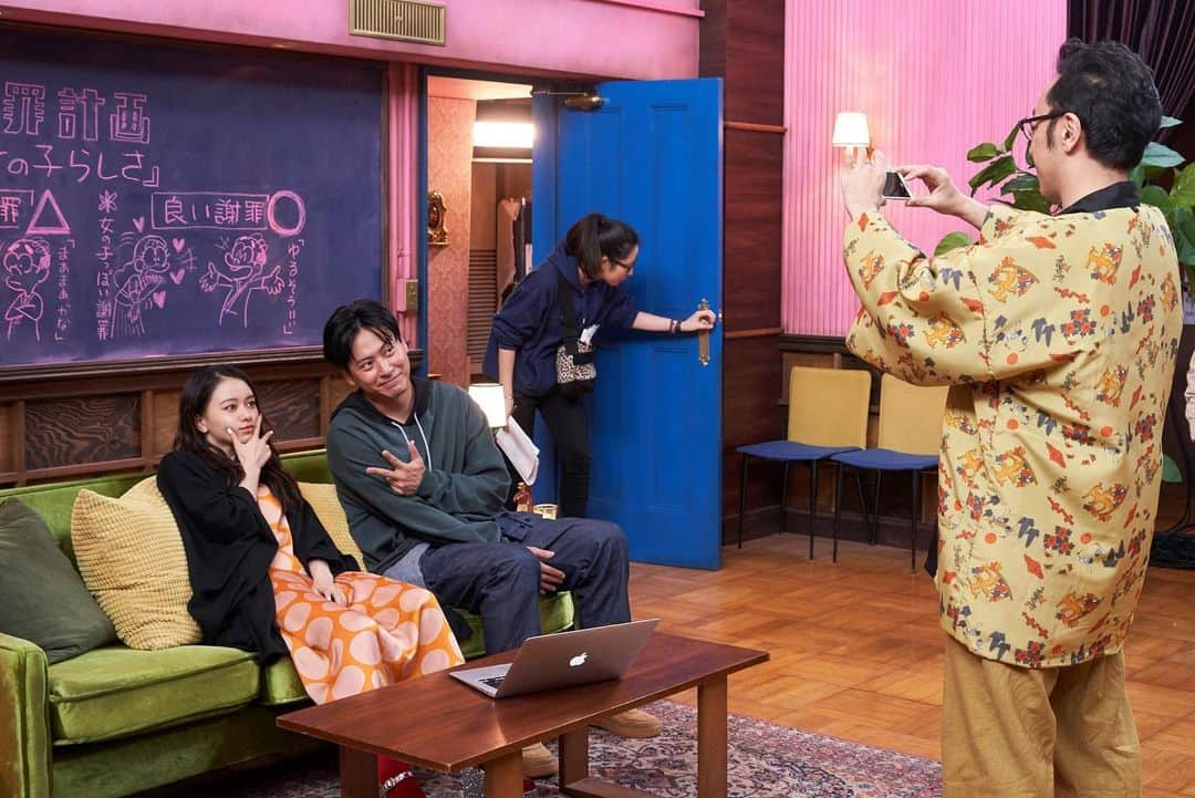 日本テレビ　ドラマ「漫画みたいにいかない。」さんのインスタグラム写真 - (日本テレビ　ドラマ「漫画みたいにいかない。」Instagram)「‪ドラマ「#遊戯みたいにいかない」‬ ‪DVD＆Blu-ray BOX 明後日発売‼️‬ ‪ということで、収録時のオフショットをお届け✨‬ ‪DVD＆Blu-ray BOXでは、メイキング映像で撮影の裏側をもっともっと覗けちゃいます😉‬ ‪ぜひゲットしてください🙌‬ ‪詳細はこちら⏬‬ ‪http://www.vap.co.jp/mangamitaini/gamemitaini/index.html‬ ‪#東京03 #山下健二郎 #山本舞香‬」7月29日 17時58分 - mangamitaini