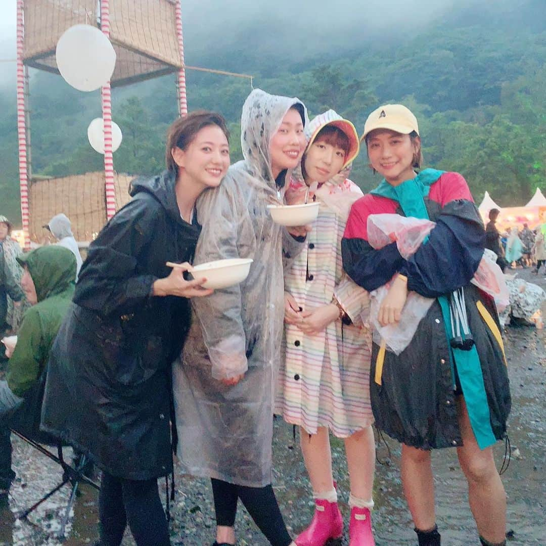 伊藤千晃さんのインスタグラム写真 - (伊藤千晃Instagram)「楽しかった夏の思い出☺️ #フジロック #fujirock  #スタイリストさんにも遭遇 #TRUNKHOTELのレインコート大活躍」7月29日 18時08分 - kikichiaki