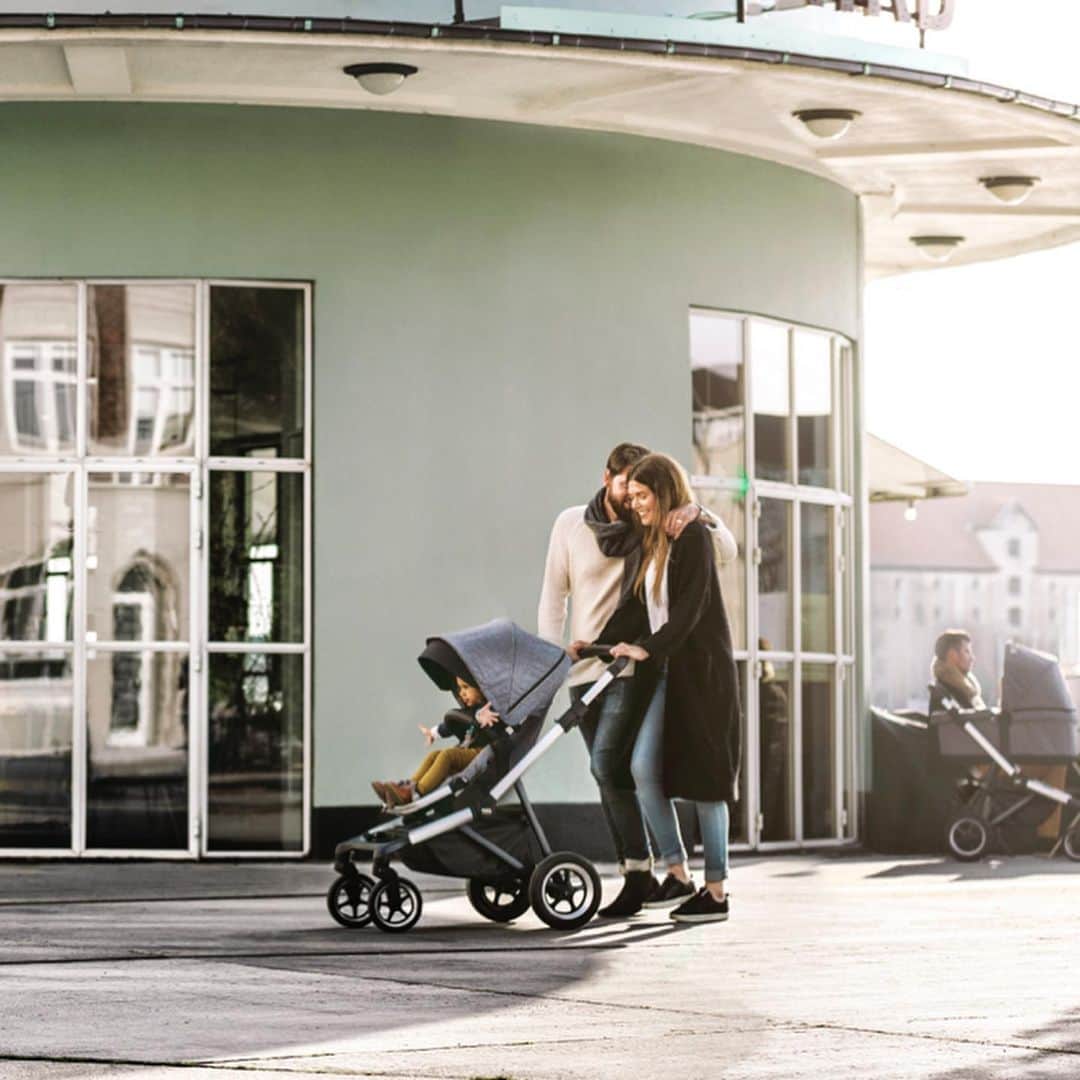 のインスタグラム：「"THULE" POP UP STORE 7/30 Tue. - 8/13 Tue.六本木ヒルズ店 【THULE（スーリー）】は1942年にスウェーデンで創業、コーポレートスローガン「Bring your life」を揚げ、カーキャリアから本格的なアウトドアバック パック、デイパック、トラベルラゲッジ、ベビーカーまで、簡単・安全・スタイリッシュに物を運ぶための多岐に渡る製品を展開しています。カーキャリア分野においては、世界最大の規模を誇り、140カ国以上で愛されているグローバルプレミアムブランドです。ハイセンスなデザインと機能性の両立、単純に物を運ぶソリューションを提供するだけではなく、アクティブなライフスタイルを喚起提唱し、それらを実現するための製品供給をモットーとしています。ポップアップストアでは、日本初上陸となる高機能ベビーカー【Thule Sleek】をはじめ、THULE初のハードラゲッジ【Thule Revolve】、ビジネスシーンや日常で使える【Thule Crossover 2】など、アクティブな毎日を送るお客様に最適な製品を展開。また国内30個限定の【Thule Revolve】ホワイトバージョンも販売します。 #estnation #エストネーション #thule @thule @estnation_roppongihills」