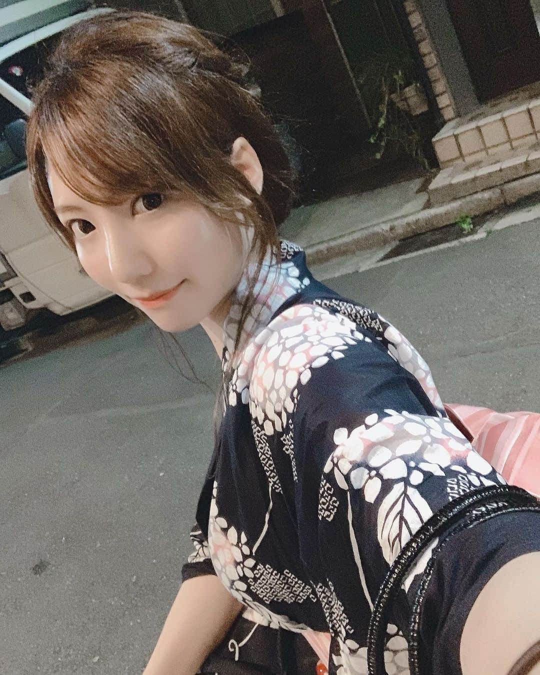 川本愛彩さんのインスタグラム写真 - (川本愛彩Instagram)「梅雨も明けて来て ムシムシ間から夏のジリジリとした日差しに 変わって来ましたね💧 この夏も暑くなりそうな予感☀︎ 夏と言えば花火大会☺️🎆 東京に出て来て初めて隅田川の花火を観覧✨ . 地元滋賀でも琵琶湖の花火は結構有名🎇 私が住む地域はすでに終わったかな？ 小さな規模の花火だけど 学生の頃は一大イベント👏 あぁ～懐かしい 笑 やっぱり花火大会は夏に限りますね💓 . . . #東京 #花火大会 #迫力 #花火 #浴衣 #夏祭り #夏 #隅田川」7月29日 18時06分 - aya_s.collection