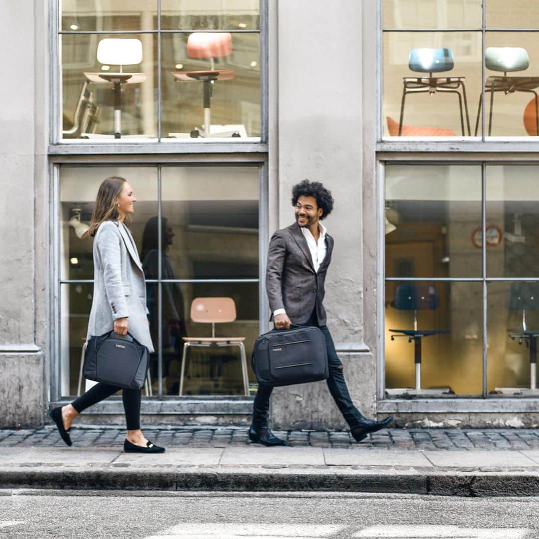 のインスタグラム：「"THULE" POP UP STORE 7/30 Tue. - 8/13 Tue.六本木ヒルズ店 【THULE（スーリー）】は1942年にスウェーデンで創業、コーポレートスローガン「Bring your life」を揚げ、カーキャリアから本格的なアウトドアバック パック、デイパック、トラベルラゲッジ、ベビーカーまで、簡単・安全・スタイリッシュに物を運ぶための多岐に渡る製品を展開しています。カーキャリア分野においては、世界最大の規模を誇り、140カ国以上で愛されているグローバルプレミアムブランドです。ハイセンスなデザインと機能性の両立、単純に物を運ぶソリューションを提供するだけではなく、アクティブなライフスタイルを喚起提唱し、それらを実現するための製品供給をモットーとしています。ポップアップストアでは、日本初上陸となる高機能ベビーカー【Thule Sleek】をはじめ、THULE初のハードラゲッジ【Thule Revolve】、ビジネスシーンや日常で使える【Thule Crossover 2】など、アクティブな毎日を送るお客様に最適な製品を展開。また国内30個限定の【Thule Revolve】ホワイトバージョンも販売します。 #estnation #エストネーション #thule @thule @estnation_roppongihills」