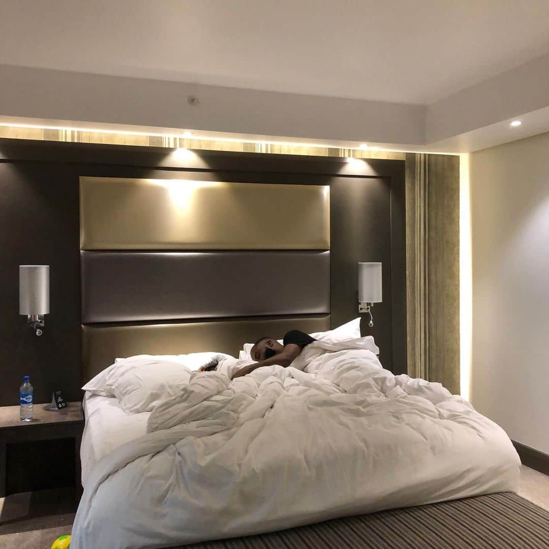 ノーブル・イグウェさんのインスタグラム写真 - (ノーブル・イグウェInstagram)「STAYCATION  Chioma had to go to work and I was left me with my side kick at @legendhotellagosairport . We slept,woke up, brushed, had our bath and then went down for breakfast. Look at these pictures and you’d agree with me that Jax is more fun. Chioma calls  Chioma : Where’s my daughter ? Nobs : We are at breakfast. Chioma : But I asked that we went before I left ? Nobs : It was 7:30am,babes  Chioma ; I have said you it already. You are having more fun with Jax. Nobs : Baby, you left us.  Chioma : Did you change her diaper? Did you bath her well ? Nobs : Baby, we are eating .  Let me call you back .  Guys, don’t you think Jax is fun.」7月29日 18時11分 - noble_igwe