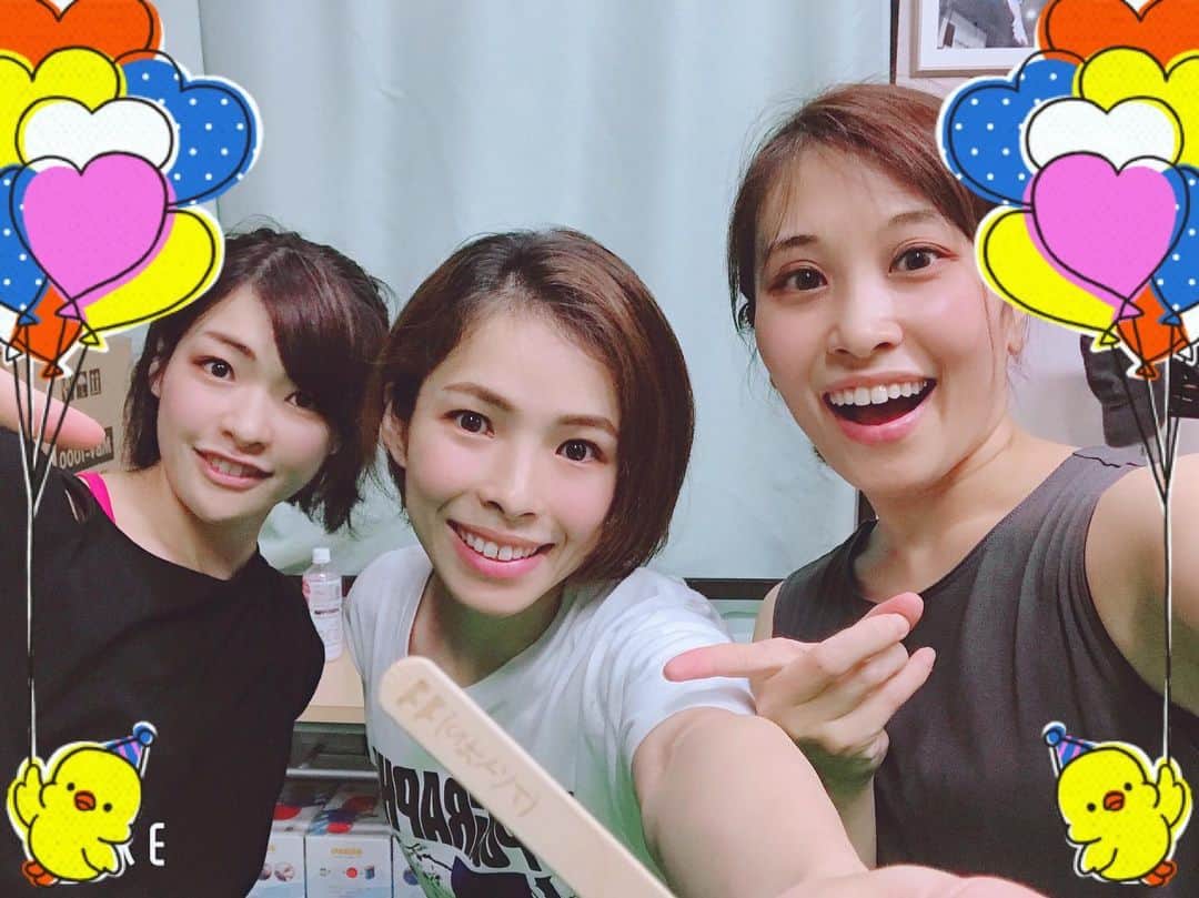知念紗耶のインスタグラム：「今日はなんと、別現場のりささんがみんなにアイス買ってきてくれました🥺❤︎優しさ〜✨ きみさん当たりGET😆😋 #優しさ #アイス #夏」