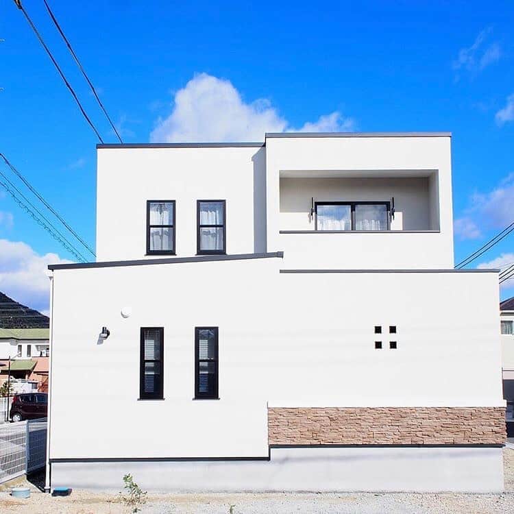 アレッタさんのインスタグラム写真 アレッタinstagram 白い外壁に黒のサッシが良く映える シンプルでスッキリとした外観 アクセントとして テラスの壁にタイルを施しています 施工例をもっとみたい方はコチラ Aletta Himeji