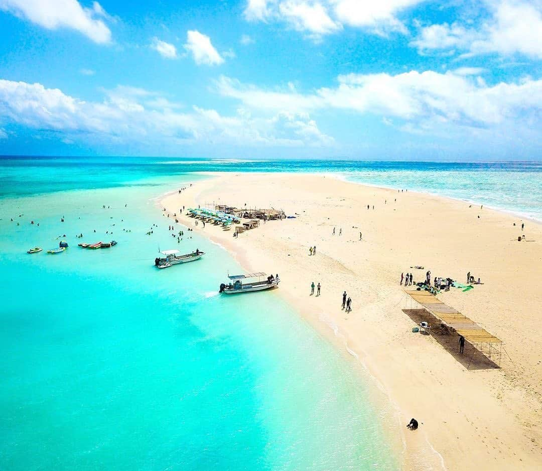 エイチ・アイ・エスさんのインスタグラム写真 - (エイチ・アイ・エスInstagram)「本日の1枚 🚩沖縄県 「はての浜」 📸@oguri1987 さん ここ、めっちゃ最高だったー🤤🏖 久米島から船で行く、砂だけでできた島🏝✨ ＊＊＊＊＊＊ 梅雨明けですね✨夏のリゾートシーズン到来😍 #沖縄のセカイ2019 で 沖縄旅のお写真をご紹介します✨ すでに、投稿頂いたみなさま、ありがとうございます！ (お写真募集：8/5(月)まで) 8/6(火)に、ギャラリーに9枚の素敵なお写真を揃え 「行ってよかった！沖縄リゾート9選！」という記事を 弊社メディア「Like the World」UPさせて頂き各SNSアカウントでもご紹介させて頂きます！ ＊＊＊＊＊＊ 先日までご紹介したお写真を使わせて頂き、 【2019年版】旅好きが選んだ！「おすすめ花火大会9選」記事を、弊社メディア「Like the World」にUPし、各SNSアカウントでもご紹介させて頂きました✨ ぜひ、プロフィール画面のURLから、ご覧ください！ @his_japan ＊＊＊＊＊＊ 今月の旅の思い出は @his_japanをタグ付け頂き #LW7月の旅 で投稿お待ちしてます😃 (厳選させて頂いたお写真を使わせて頂き 弊社メディア「Like the World」で 記事をUPさせていただく予定です。」7月29日 18時16分 - his_japan