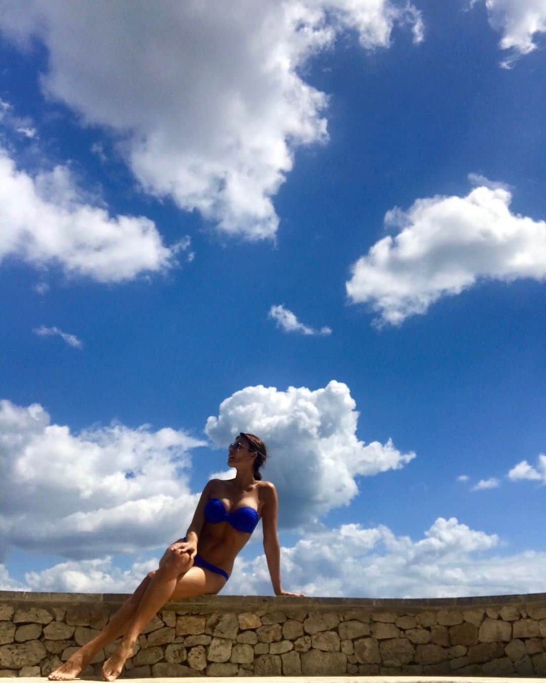メラニー・サイクスさんのインスタグラム写真 - (メラニー・サイクスInstagram)「Holiday sky 💙🙏🏻 #bliss #cloudlovers #cloudlover #blueskyandclouds #bikini #holiday 💫#photography #iphoneshot #framing」7月29日 18時16分 - msmelaniesykes