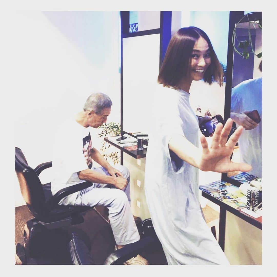 倉本康子さんのインスタグラム写真 - (倉本康子Instagram)「🌟 カラーとカットとトリートメント。 父と美容院に行き 「あらよっと！」な1枚。 髪を切って以来 「失恋したの？笑」 と笑いながら聞かれること多々。 わたし、、、鯉してます。 😆😆😆 念のための注釈 →鯉=CARP #invitation #自由が丘の美容院 #ヘアカラー #カーキ #アッシュ #緑系の色です #あらよっと #ヘアカット #ボブ #ボブヘアー」7月29日 18時20分 - yasuko_kuramoto_yakko
