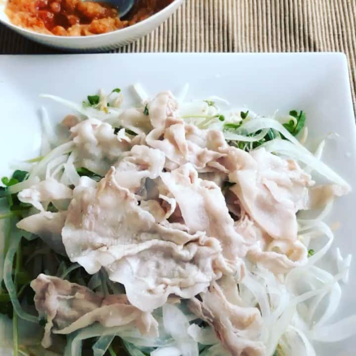 のインスタグラム：「今夜は  #スタミナ冷しゃぶ 😋 野菜ら色々たっぷり&タレは、 大根おろし、醤油、お酢、にんにく、生姜、蜂蜜、みりん、七味唐辛子で✨ #ヘルシー家ご飯 #疲労回復ご飯 #美容アンチエイジング専門医 #黒田愛美」