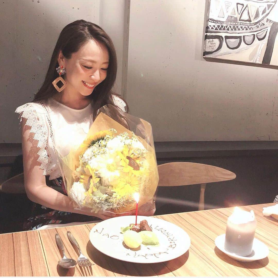 磯部奈央さんのインスタグラム写真 - (磯部奈央Instagram)「本日、お誕生日を迎えました🎂 . 朝起きたら、たくさんのお祝いコメントが届いていて嬉しかったなぁ😭❤️ . 前日28日の夜は、いつもの仲良しメンバーがごはんに誘ってくれて、ワイワイ楽しい時間を過ごしました😋🍴 どれも美味しかったです♡ . もう10年くらいお祝いしてくれてるメンバー🥺💓 毎年本当にありがとう‼️ . 実はこの後、更なるサプライズを用意してくれていて…🤣🥺😍😭💕 . 次の記事に書きます♡ . . . #誕生日 #mybirthday #仲良しメンバー #大好き #ありがとう #love #幸せ #❤️」7月29日 18時24分 - nao_isobe729