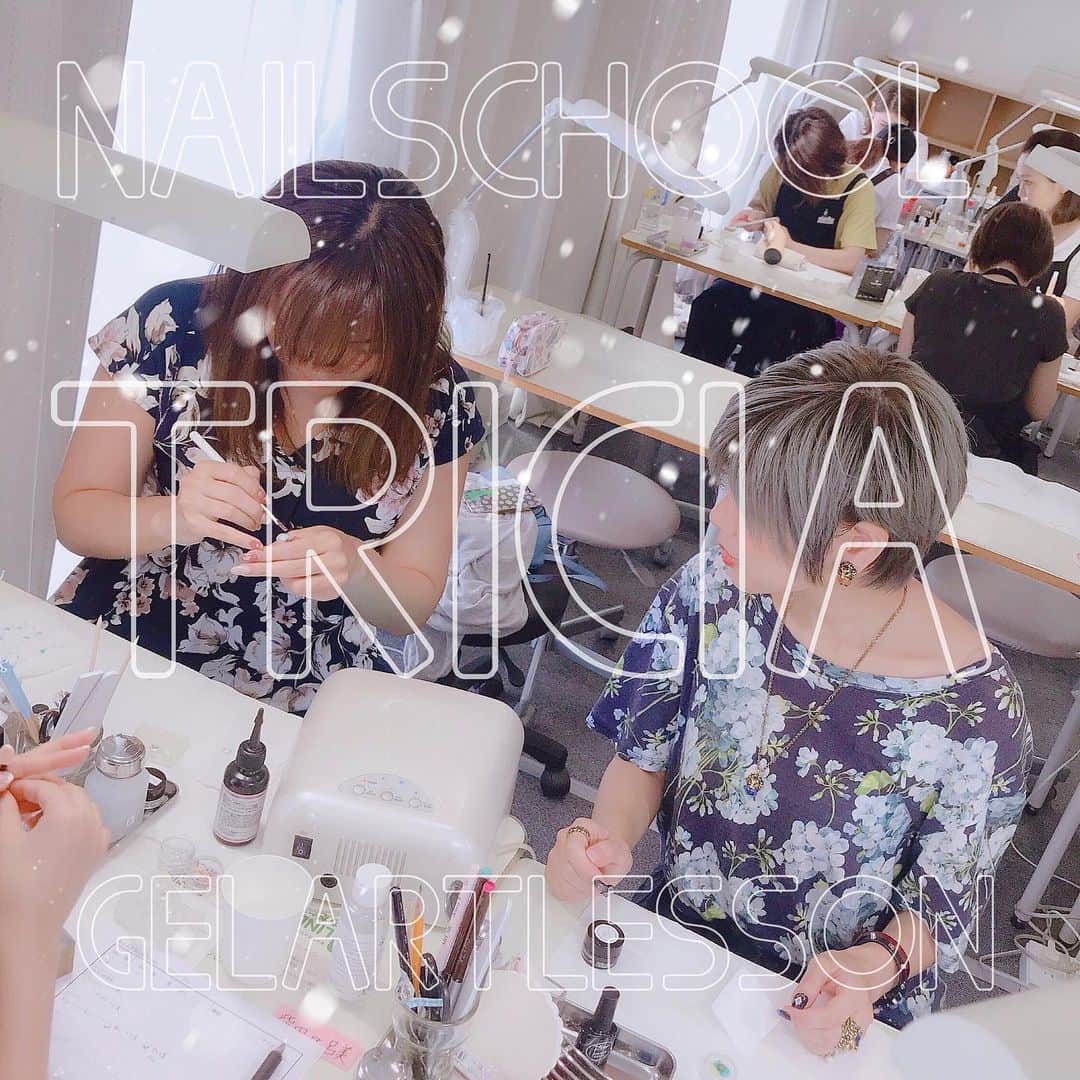 のインスタグラム：「2019.07.29 nailschool tricia ジェルアートレッスン ご受講いただきありがとうございました😊💓💓 8.9月は検定授業になります😌🙏 #tricia #nailschool #ネイルスクール #トリシア #表参道 #ネイルスクールトリシア #ネイルスクールtricia」