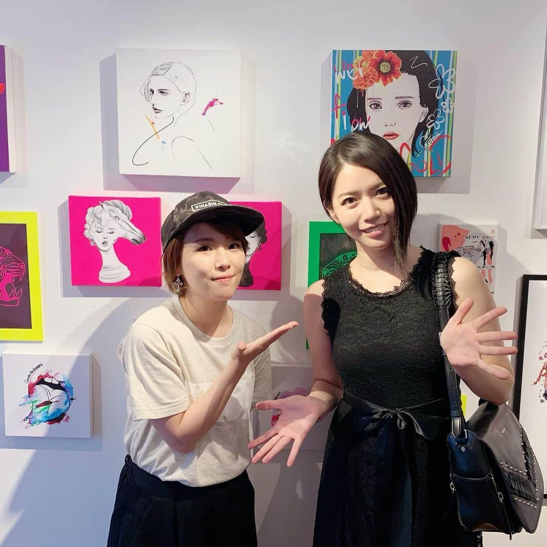 ERYさんのインスタグラム写真 - (ERYInstagram)「また最近の色々。 1.さや花とPUERTA DEL SOLの展示会へ行き、チューハイを頂きながらオーダー。写真はプエルタ平野さんと、ZODIACWORKSの松崎さんといつもの私たち。 2.その後更に恵比寿で飲み。全てが美味しい大好きなお店。 3.お友達のマジシャンRyuくんのマジックショーを観に高田馬場へ。一緒に行った舞台女優の石川雅里愛ちゃんとは写真を撮り忘れてしまった…。 4.初ライブが好評だった極東ファロスキッカー、今週の土曜8/3に早くも二度目のライブがあります。そのリハの時のオフショット。宙也さん撮影。今度宙也さんと秀樹さんも撮っておきます。 5.渋谷で開催中の中森かりんさんの個展へ！ かりんさんの描く女性の中にとっても好みの顔の子がいて絵が欲しくなる。しかし我が家に飾るスペースがない問題。 6.お馴染みハルカとご飯を食べて、食後にスイカバー。圧倒的に夏。 7.楽しそうな私たち。 --- Many things recently. 1.I went to the exhibition of PUERTA DEL SOL with Sayaka Kurokawa, and I ordered while eating Chuhai. The picture shows us as usual with Mr. Hirano from PUERTA and Mr. Matsuzaki from ZODIACWORKS. 2.After that, he drank in Ebisu. I love this restaurant because everything is delicious. 3.I went to Takadanobaba to watch a magic show by my friend, the magician Ryu. I forgot to take a picture with the stage actress Maria Ishikawa who I went with. 4.Far East Phallus Kicker, whose first live was popular, will have its second live on Saturday 8/3 this week. an off shot at the time of the reha. Photo by Chuya. I will take a picture of Chuya and Hideki next time. 5.To Karin Nakamori's personal exhibition in Shibuya! Among the women Karin draws, there are a favorite face. I want a picture. But there is no space to decorate at home. TT 6.I ate a watermelon bar after dinner with Haruka. By far the summer. 7.We look happy. --- #puertadelsol  #プエルタ #平野智靖  #zodiacworks  #松崎淳  #黒川さや花 #恵比寿 #マジックショー #Ryu #石川雅里愛 映っていないけど #高田馬場 #極東ファロスキッカー  #ファロキ #ムカイレイコ #宙也 映っていないけど #榊原秀樹 映っていないけど #中森かりん #飴ほあた #個展 #ハルカとERY #スイカバー #the夏 敬称略で失礼します。」7月29日 18時31分 - bass_ery