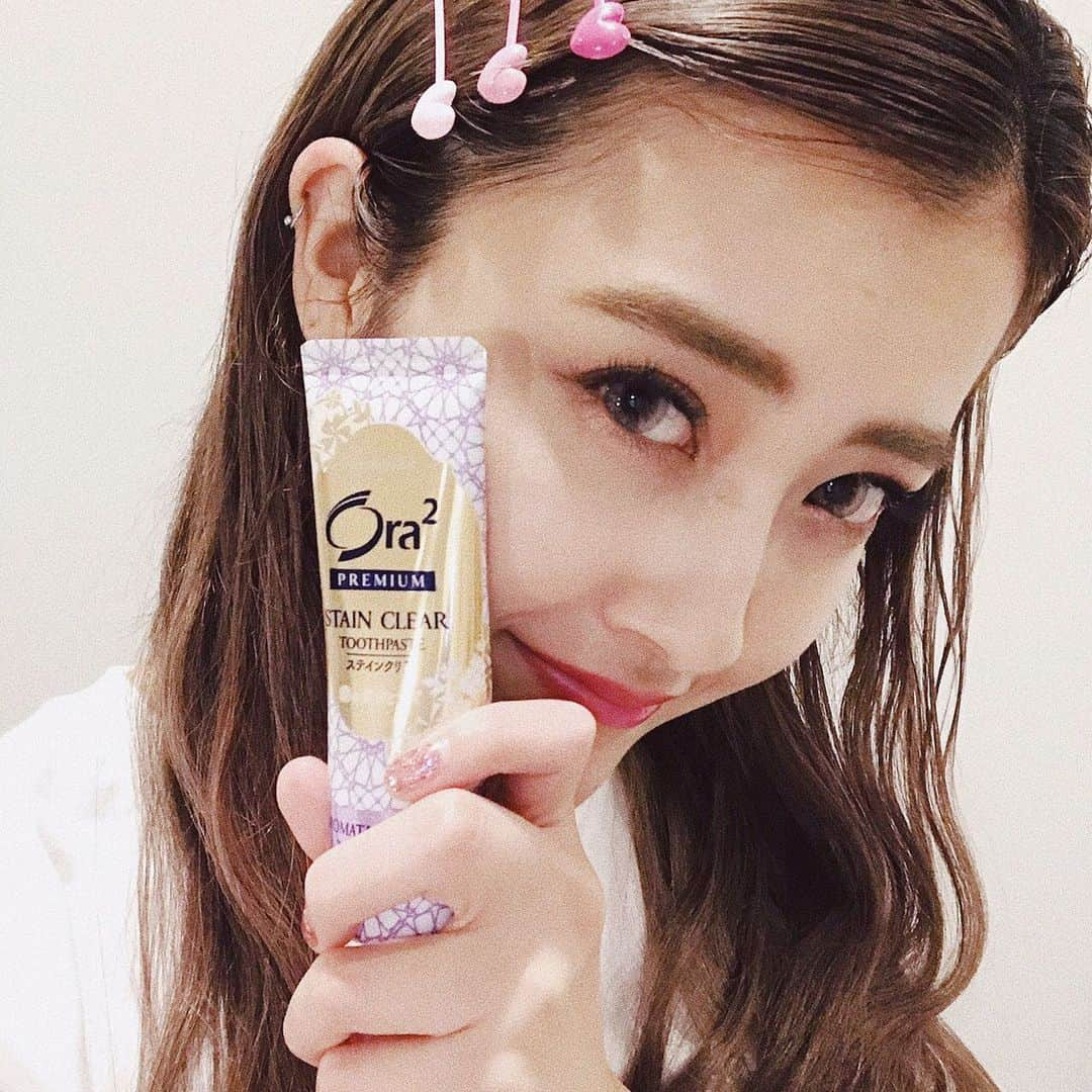 夏焼雅さんのインスタグラム写真 - (夏焼雅Instagram)「tooth paste…Ora2🦷﻿ ﻿@ora2_official﻿ ﻿ コスメ紹介とかしてきたけど、ハミガキって紹介するタイミング無かったよね💭﻿ 女の子にとってメイクも大事だけど、ハミガキもかなり大切なアイテムだから今回post♥﻿ 最近のお気に入りは"Ora2 プレミアム ステインクリアペースト"で、パッケージも可愛いらしいの🌼﻿ ペーストは泡立ち良くてシャリシャリっとした粒が入っているから磨いた後のお口がスッキリ✨﻿ 毎日使う歯磨きに欠かせない「ベーシックケア」のプレミアム ステインクリア ペーストと 週1回使う＋αの「スペシャルケア」のプレミアム クレンジングペーストをライン使いすると良い☝って情報を聞いたので早速やってみてるの♩﻿ 薬局とかで購入できるからもう買い替えのタイミングの人はぜひ使ってみてね〜🚰﻿ ﻿ #Ora2 ﻿ #オーラルコスメ ﻿ #ライン使い　﻿ #promotion﻿」7月29日 18時33分 - miyaaa0825