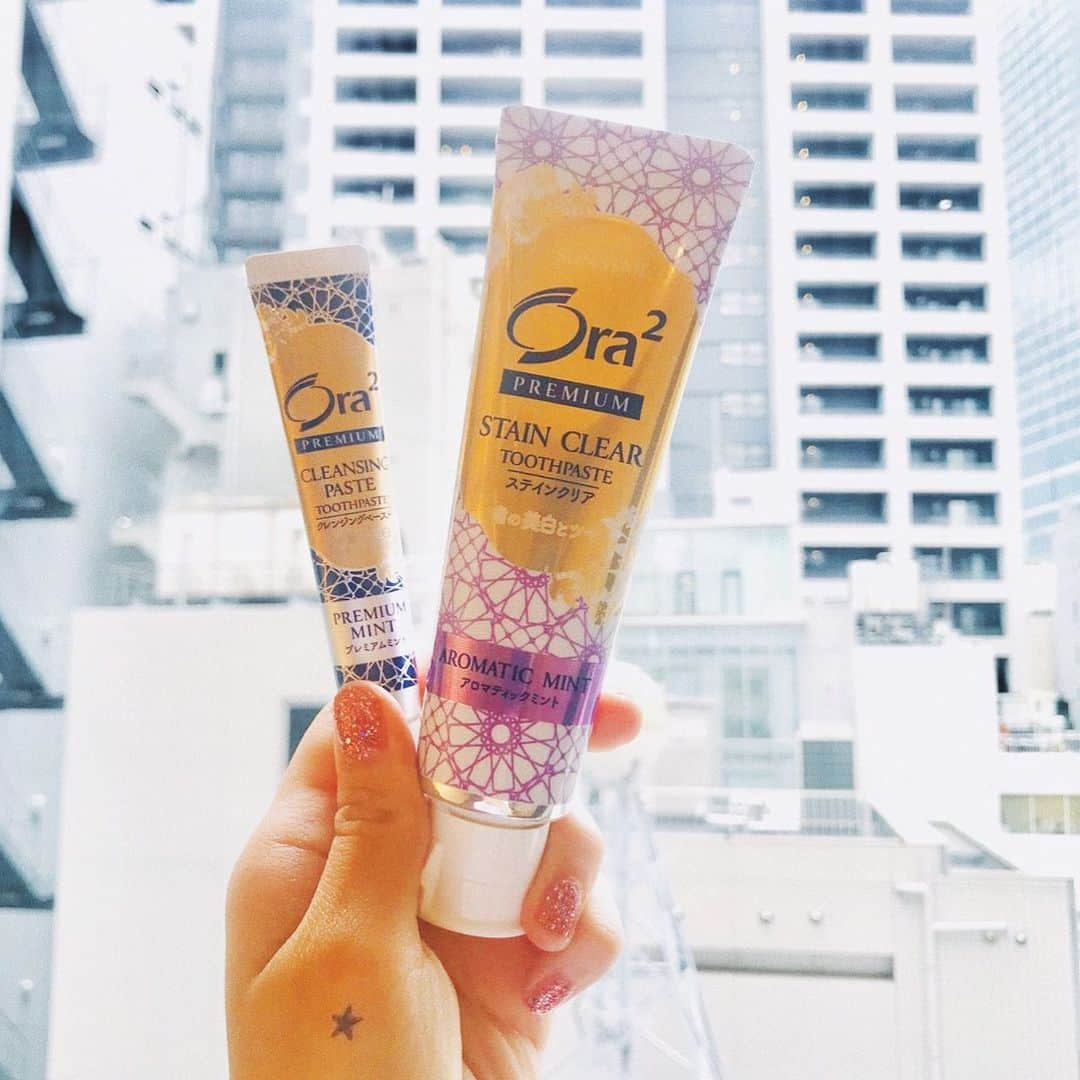 夏焼雅さんのインスタグラム写真 - (夏焼雅Instagram)「tooth paste…Ora2🦷﻿ ﻿@ora2_official﻿ ﻿ コスメ紹介とかしてきたけど、ハミガキって紹介するタイミング無かったよね💭﻿ 女の子にとってメイクも大事だけど、ハミガキもかなり大切なアイテムだから今回post♥﻿ 最近のお気に入りは"Ora2 プレミアム ステインクリアペースト"で、パッケージも可愛いらしいの🌼﻿ ペーストは泡立ち良くてシャリシャリっとした粒が入っているから磨いた後のお口がスッキリ✨﻿ 毎日使う歯磨きに欠かせない「ベーシックケア」のプレミアム ステインクリア ペーストと 週1回使う＋αの「スペシャルケア」のプレミアム クレンジングペーストをライン使いすると良い☝って情報を聞いたので早速やってみてるの♩﻿ 薬局とかで購入できるからもう買い替えのタイミングの人はぜひ使ってみてね〜🚰﻿ ﻿ #Ora2 ﻿ #オーラルコスメ ﻿ #ライン使い　﻿ #promotion﻿」7月29日 18時33分 - miyaaa0825