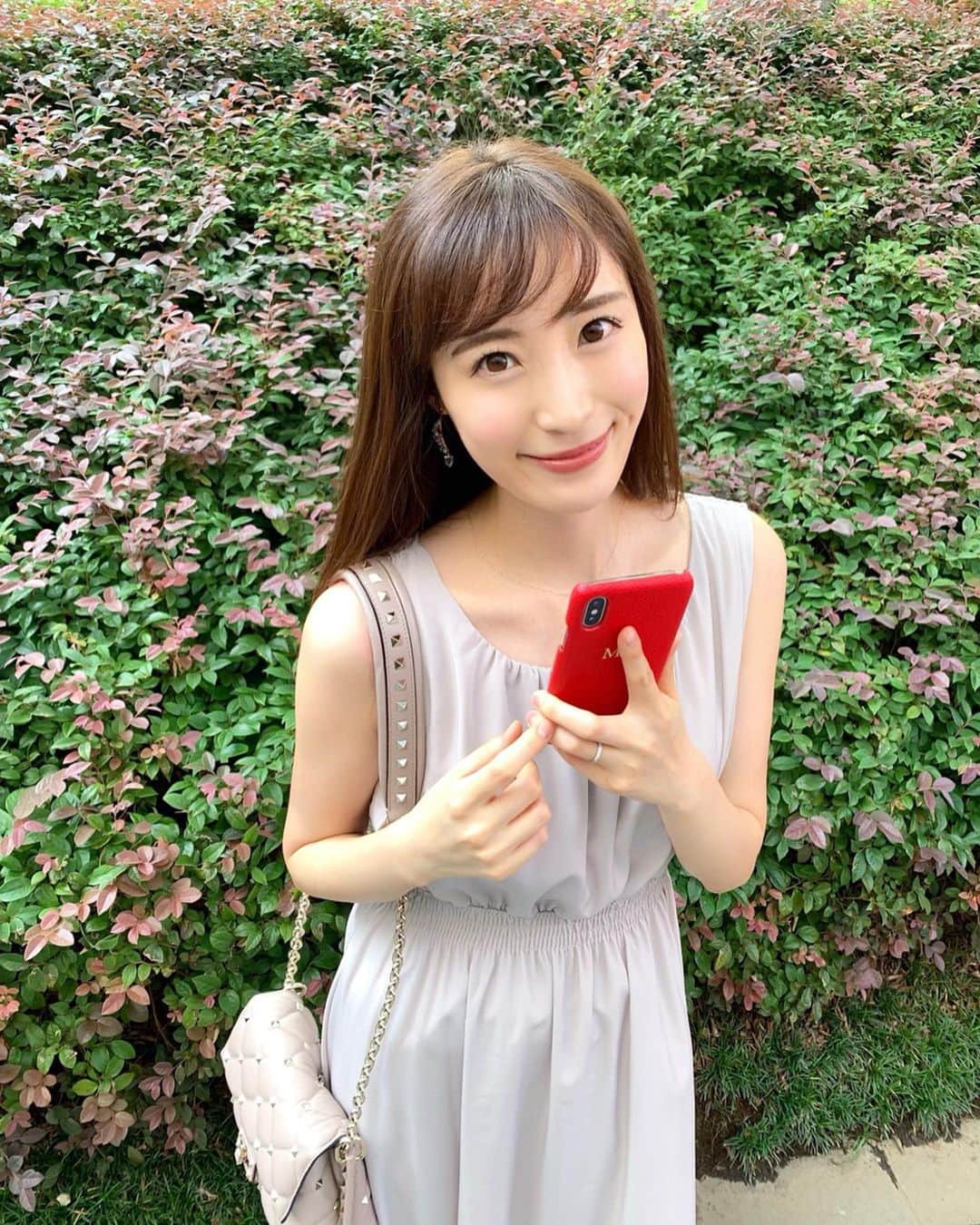 小林真由のインスタグラム：「⋆﻿ ⋆﻿ 注文していたスマホケースが﻿ 届きました♡﻿ ﻿ インスタで見て気になっていた﻿ @maisondesabre のもの。﻿ 本革なので高級感があって﻿ 色も絶妙に可愛い〜❣️﻿ 私は迷って赤にしました🍉﻿ ﻿ 好きな文字が入れられるから﻿ オリジナルなのも嬉しい。 他の小物と揃えたり﻿ プレゼントにもいいなぁ🍿﻿ ﻿ コード:  MAYU5  を入れると﻿ 5%OFFになるそうなので﻿ よかったら使ってみて下さい😊🍫﻿ ﻿ 梅雨明けですね。﻿ 早くも暑くてバテバテ🙄﻿ ﻿ #メゾンドサブレ #スマホケース #iPhoneケース #スマホ #コーデ #リアルレザー #レザー #ファッション #エムドゥ #ヴァレンティノ #iPhonecase #maisondesabre #mdeux #valentino #大事な文字の部分を隠してしまった🤦🏼‍♀️」