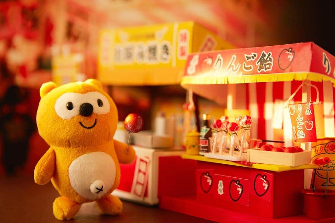 ポンタのインスタグラム：「. . 夏祭り～🍎🍭🎆 何から食べよう😊 . . 今度は浴衣を着て来たいな～✨ . . . . #ponta #ポンタ #夏祭り #祭  #夏 #屋台 #花火大会 #花火 #りんごあめ #happy #summer #festival #ぬい撮り #ちょっこりさん #ポンスタグラム #撮りポン」