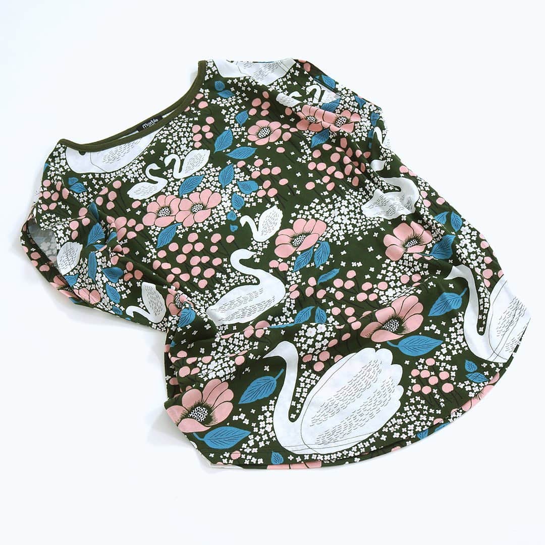 marbleSUD(マーブルシュッド) のインスタグラム：「【SALEアイテム紹介】 swan park ボートネックフレンチスリーブ。 人気のテキスタイルが50%OFF！ ¥8,800→¥4,400(税別) ・ #marblesud #マーブルシュッド #sale #セール #夏 #ファッション #大人コーデ #大人女子コーデ #白鳥 #swan #梅雨明け #涼しい」