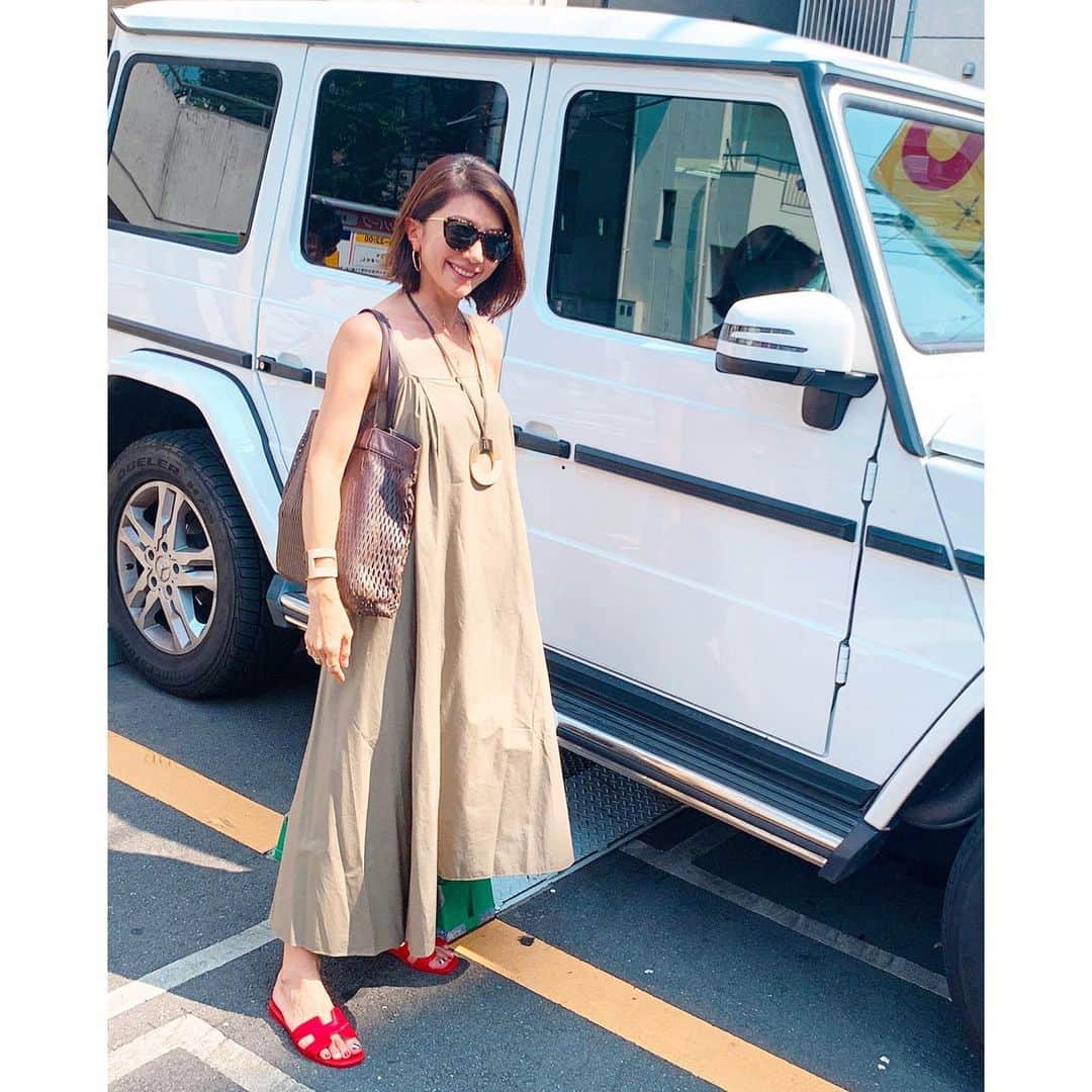 坂田陽子さんのインスタグラム写真 - (坂田陽子Instagram)「梅雨明け。 いよいよ本格的な夏がやって来た‼️ ・ ・ #footnail ・ 夏の間、👣のネイルだけは派手目。 次に旅する国をイメージして、 毎回 、アイラッシュ&ネイルサロンprinkの渡辺ちゃんが、私の好みぴったりに仕上げてくれる😆」7月29日 18時41分 - yokosakata