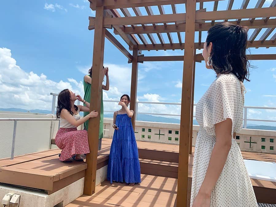 下京慶子のインスタグラム：「🌈 屋上にはなんとジャグジーも！ あったけど、田舎者のわたしたちは写真だけ撮って室内のお風呂でのんびりしました。笑 古宇利島の景色も一望できて大満足🥰 #沖縄 #古宇利島 #女子旅」