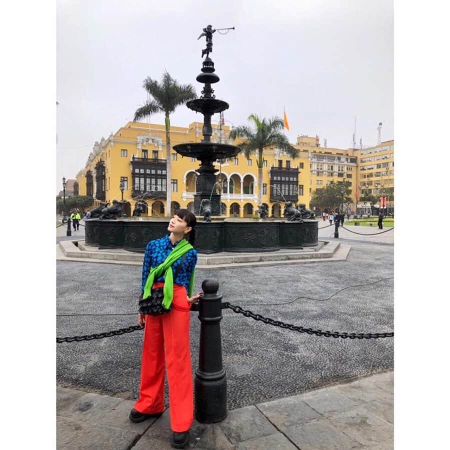 朝日放送「朝だ！生です旅サラダ」さんのインスタグラム写真 - (朝日放送「朝だ！生です旅サラダ」Instagram)「@edayuri_official 「美食の街」として 世界から注目されているペルーの首都 #リマ . 街の中心にある #アルマス広場 は、 1532年、ペルーを侵略したスペイン人 フランシスコ・ピサロが築いた場所。 植民地時代の古い #コロニアル建築 が並び 地区全体が世界文化遺産に登録されています！ . 西洋の雰囲気もある素敵な広場✨ _ #美食の街 #PlazadeArmas deLima #世界文化遺産 #フランシスコピサロ #首都 #Lima #南米 #ペルー #Peru _ #ABCテレビ #朝日放送テレビ #生放送 #土曜朝 #8時 #朝だ生です旅サラダ #旅サラダガールズ #江田友莉亜  #海外 #旅 #travel #trip」7月29日 18時47分 - tabisalad