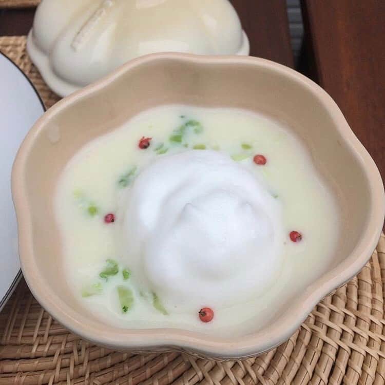 Cuisinart(クイジナート)ジャパン公式アカウントさんのインスタグラム写真 - (Cuisinart(クイジナート)ジャパン公式アカウントInstagram)「#クイジナートのある生活  by @hibi_baking さん . カブ、玉ねぎ、じゃがいもを使ったスープをフードプロセッサーで✨✨✨ . 見てわかる作り方も、お見事です‼️ スワイプで、完成形のお写真も😉 . 自分の好きな食材や、旬の素材、地元ならではの作物などなど、いろいろ楽しく使ってみると、 美味しさも楽しさも無限に広がりそう...😆 . Enjoy Cuisinart❣️ . . . #クイジナート #クイジナートスタイル #クイジナート大活躍 #フードプロセッサー #クイジナートフードプロセッサー #スープ #かぶ #おうちごはん #栄養たっぷり #手づくり #お料理好きな人と繋がりたい  #クイジナートlove  #Cuisinart #Cuisinartjapan」7月29日 18時50分 - cuisine_art