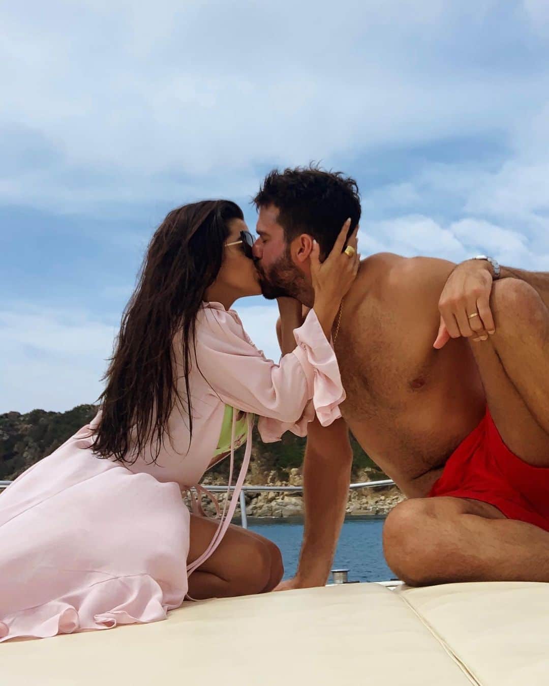 のインスタグラム：「❤️ De tudo, ao meu amor serei atento antes E com tal zelo, e sempre, e tanto Que mesmo em face do maior encanto Dele se encante mais meu pensamento (Vinicius de Moraes) ❤️」