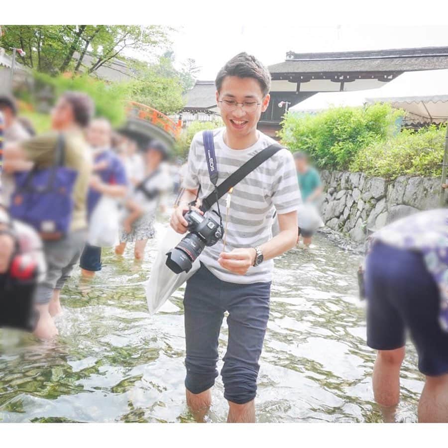 岩原大起さんのインスタグラム写真 - (岩原大起Instagram)「京都・下鴨神社 . 先日 京都の夏の風物詩「みたらし祭」へ . ヒザあたりまで深さのある境内の池に入り ろうそくに火を灯し無病息災を願い供える 『足つけ神事』とも言われるお祭りです。 . 実は2年前、 私がニュースデビューをした時に お伝えしたのが「みたらし祭り」でした！ . デビュー直後にも来ましたが、 これからも毎年参加できたらいいなと 勝手に思っています😌」7月29日 18時53分 - ytv_iwahara